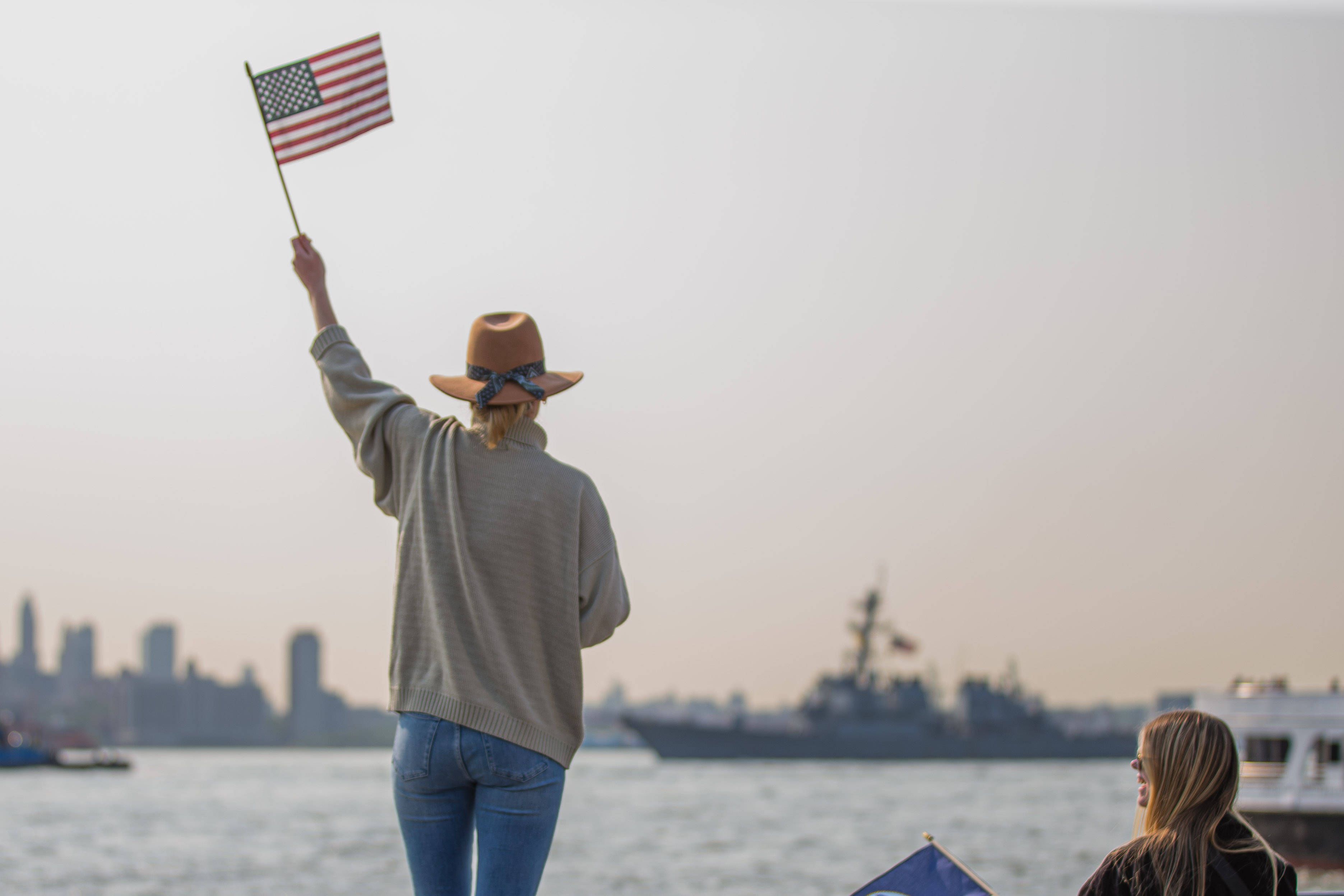 Wer eine Reise in die USA plant, kann mit hohen Visa-Kosten konfrontiert werden – je nach Staatsangehörigkeit und Reisezweck.