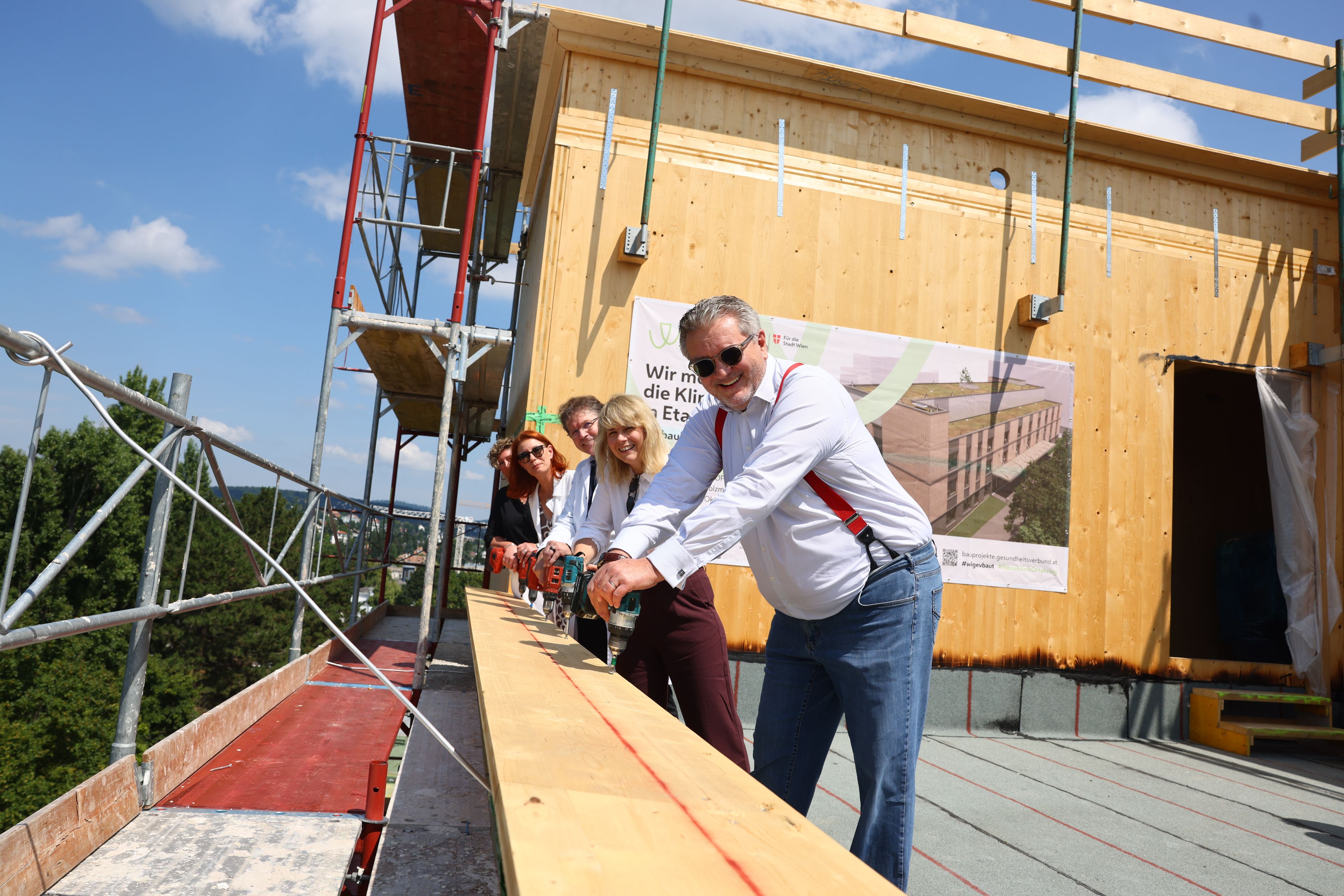 Stadtrat Peter Hacker, Bezirksvorsteherin Stefanie Lamp, Ärztlicher Direktor Peter Gläser, WIGEV Generaldirektorin Evelyn Kölldorfer-Leitgeb und Marie-Thérèse Vierke, Geschäftsführerin WIGEV Projektentwicklungs- und Baumanagement GmbH (v.l.)
