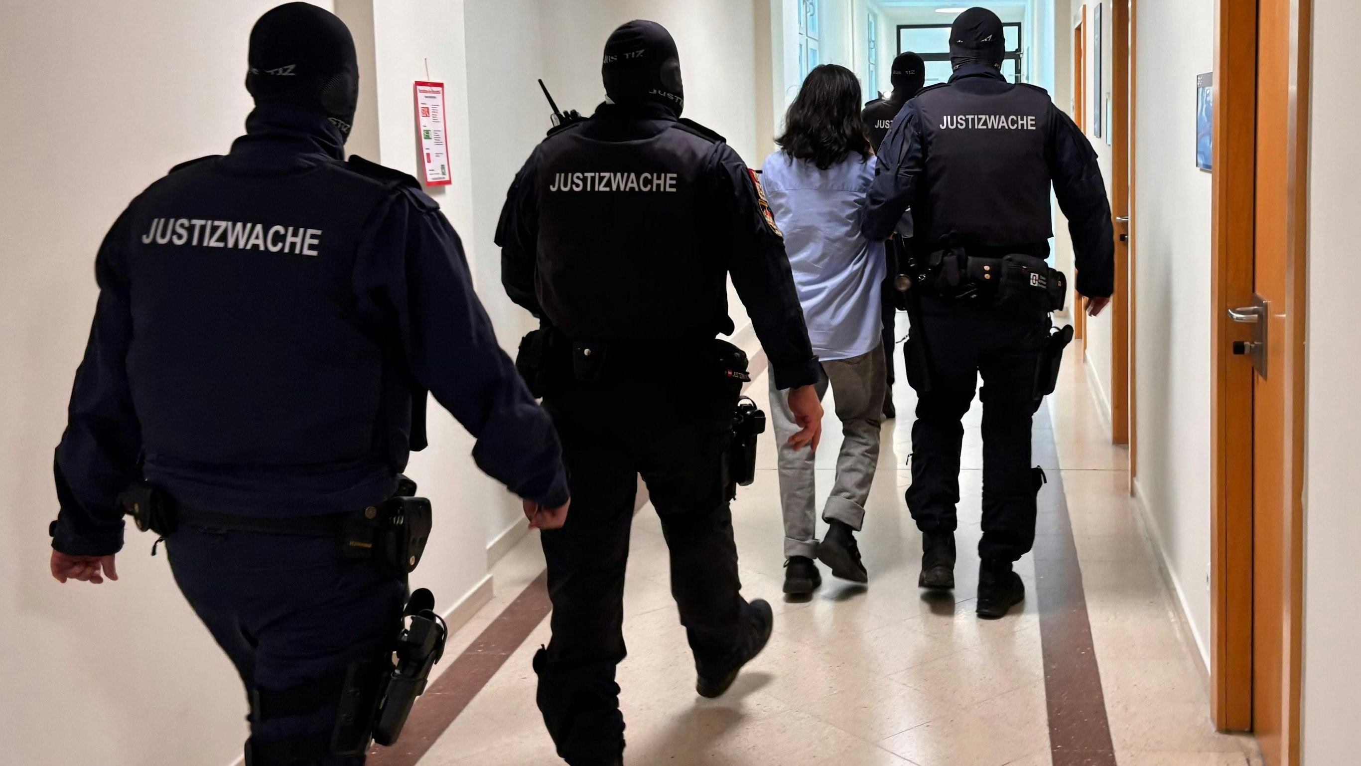Heute.at - Kinderzimmer-Terrorist vor Gericht: So lief der Prozess