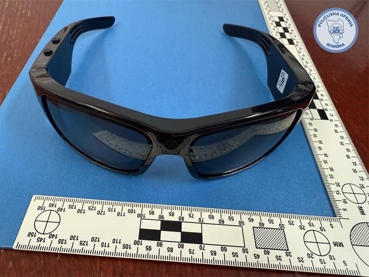 Am 10. Juli 2025 erwischten Sicherheitsbeamte einer Touristenanlage in Istrien einen weiteren Italiener (51), der mit einer Minikamera in seiner Sonnenbrille nackte Kinder am Strand filmte. 