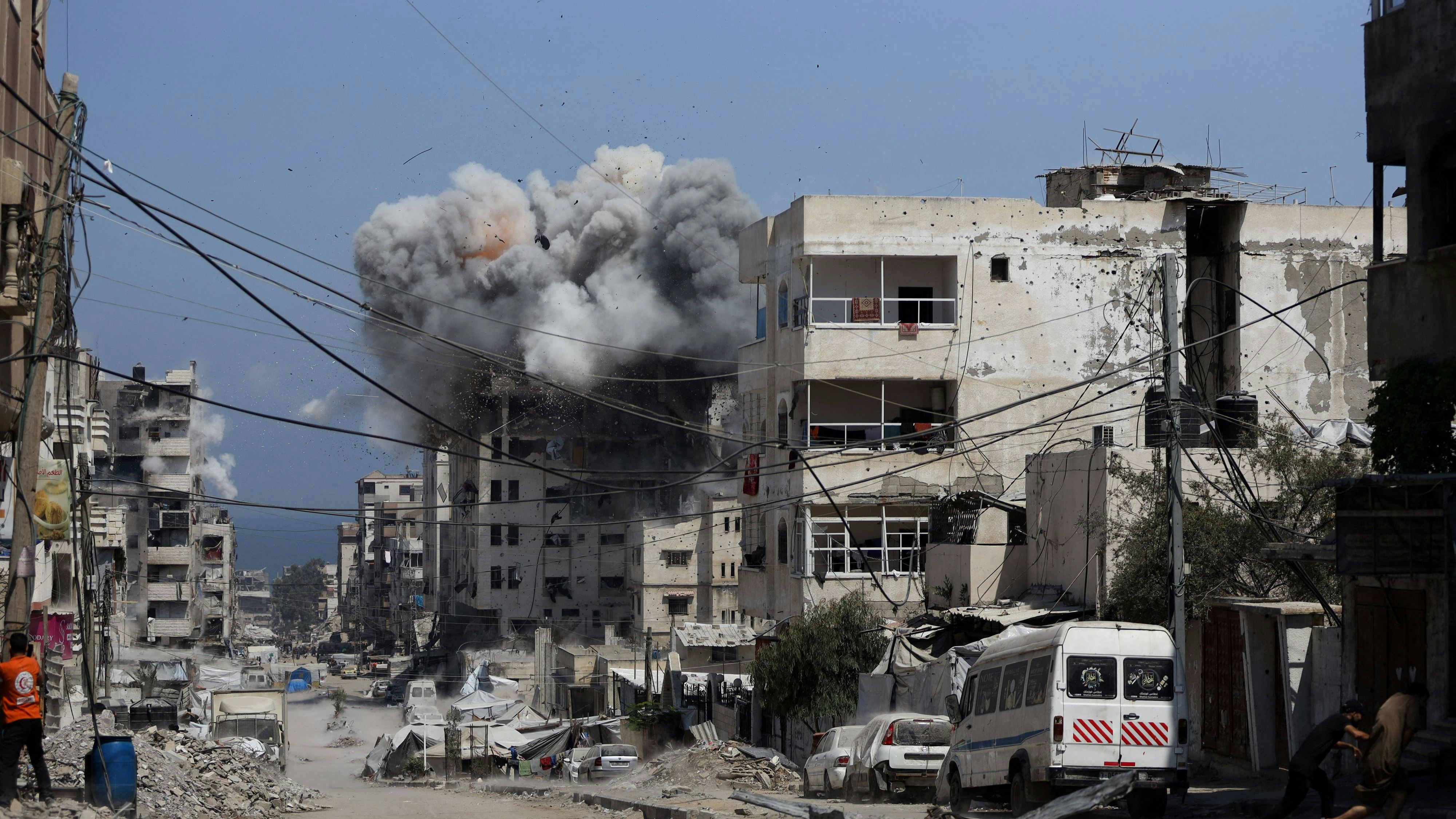 Unterdessen gingen die Angriffe im Gazastreifen am Montag weiter.