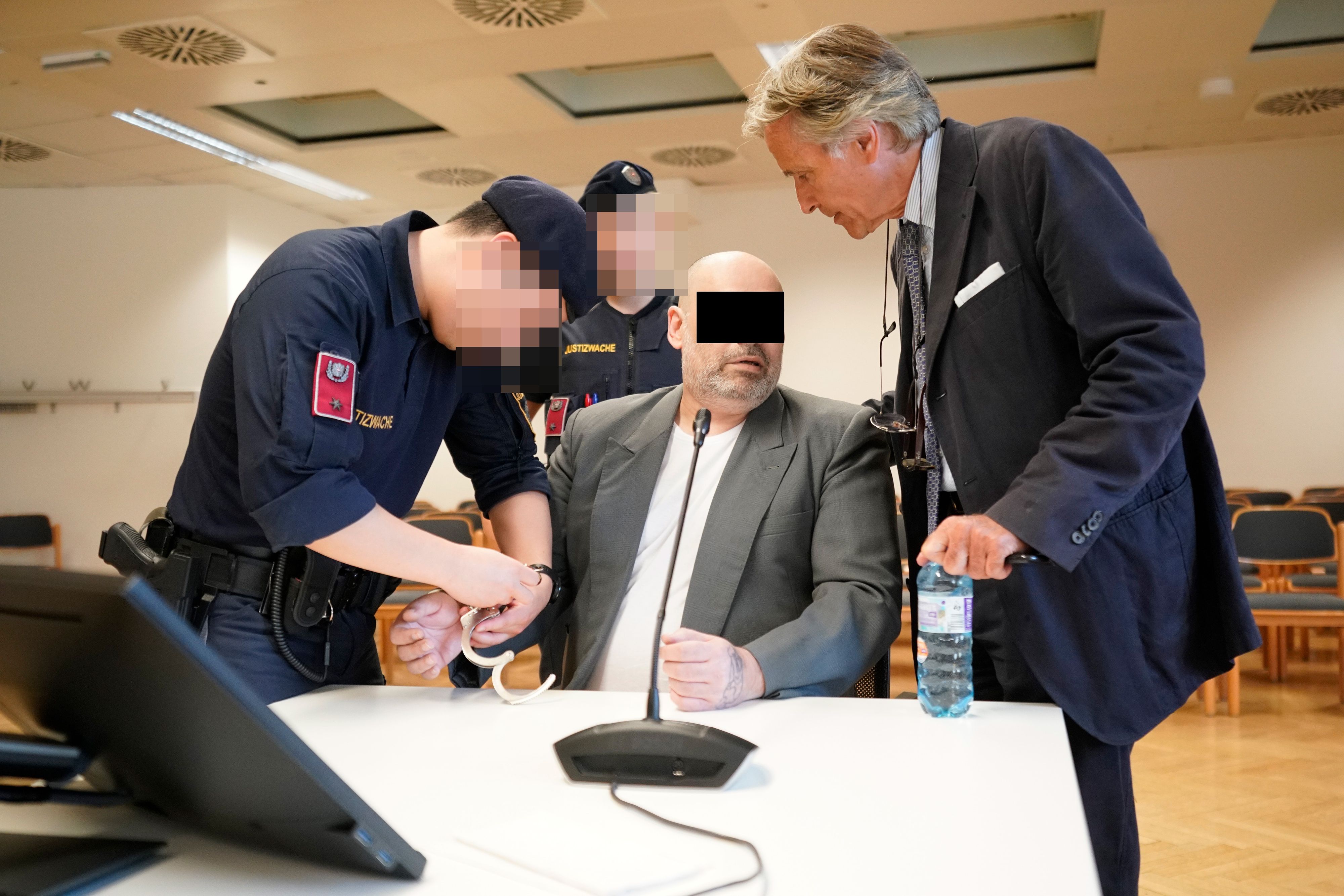 Gerichtsverhandlungen bereits gewohnt: Anwalt Kresbachs (r.) Mandant 