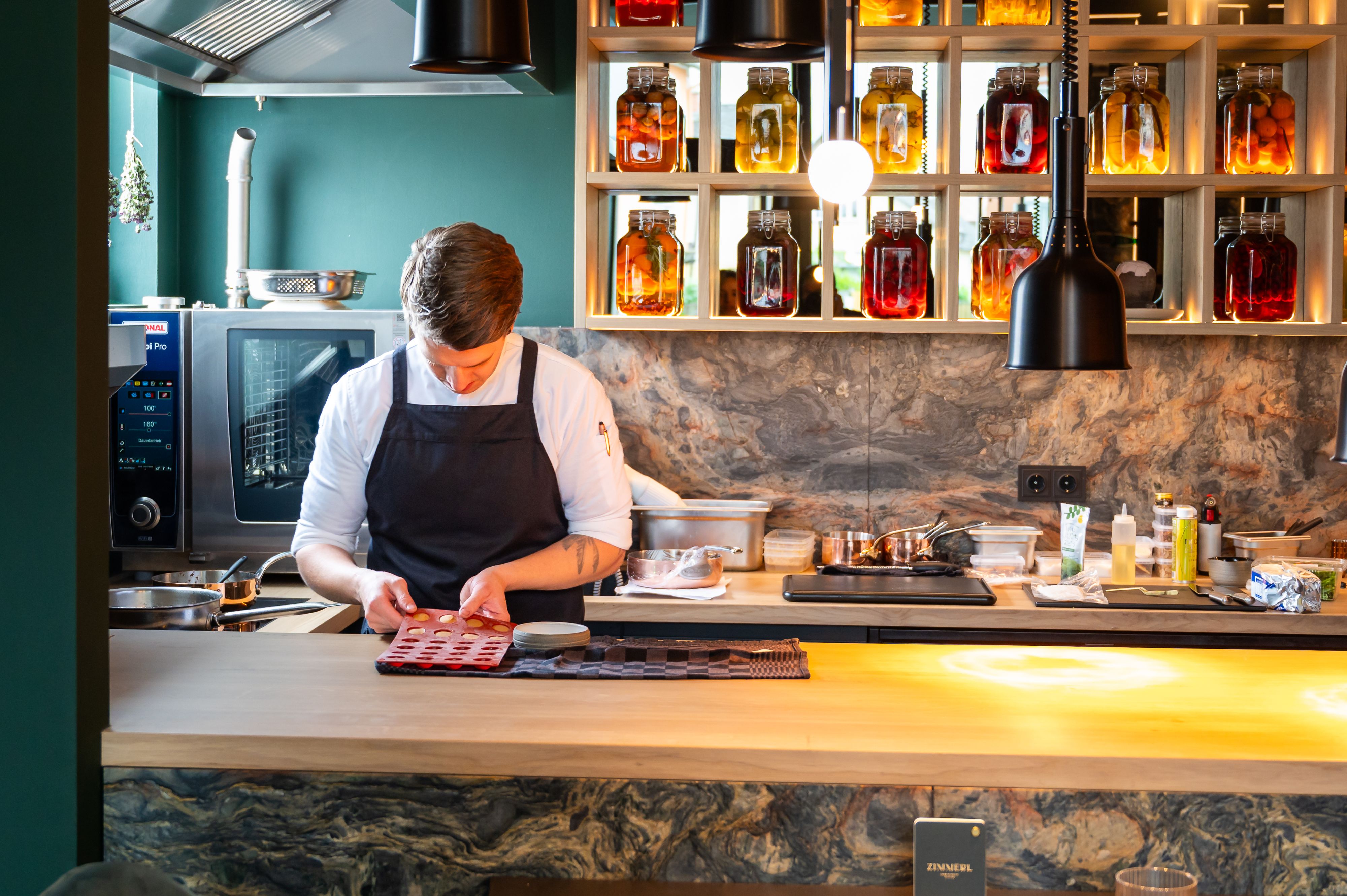 Haubenkoch Bernhard Zimmerl serviert Waldviertler Ameisen und destillierte Erde