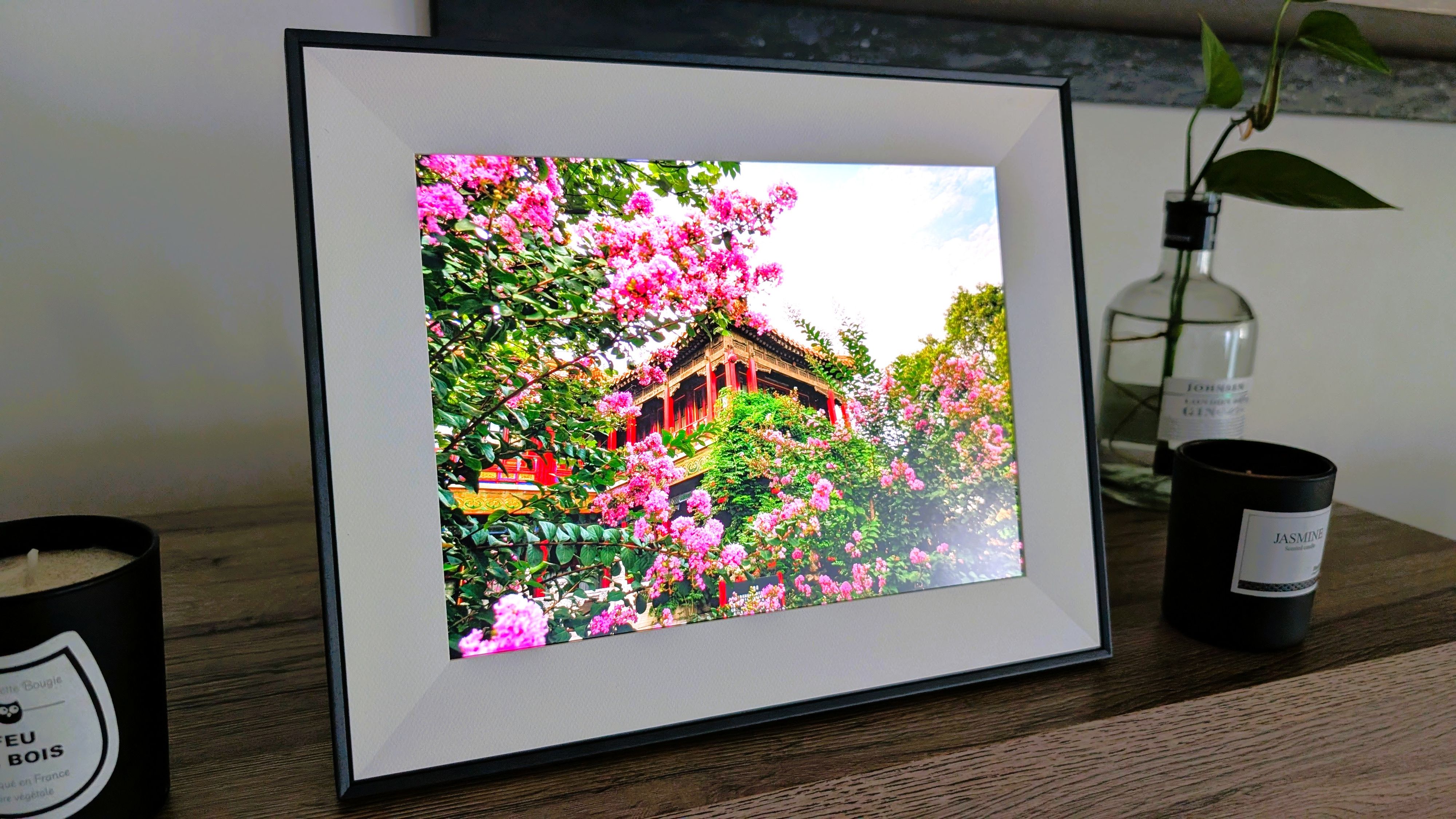 Der Aura Aspen ist ein Statement für Menschen, die Fotos nicht nur zeigen, sondern bewusst inszenieren wollen. 