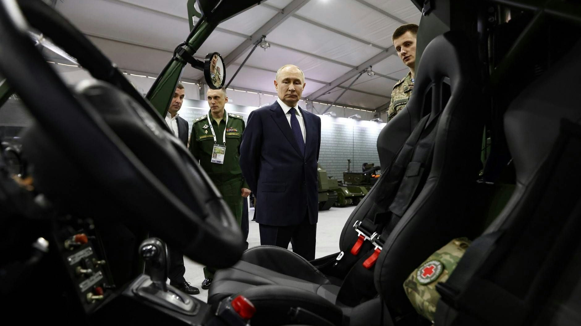 Wladimir Putin bei der "Alles für den Sieg"-Militärausstellung in Moskau, 6. Juli 2025.