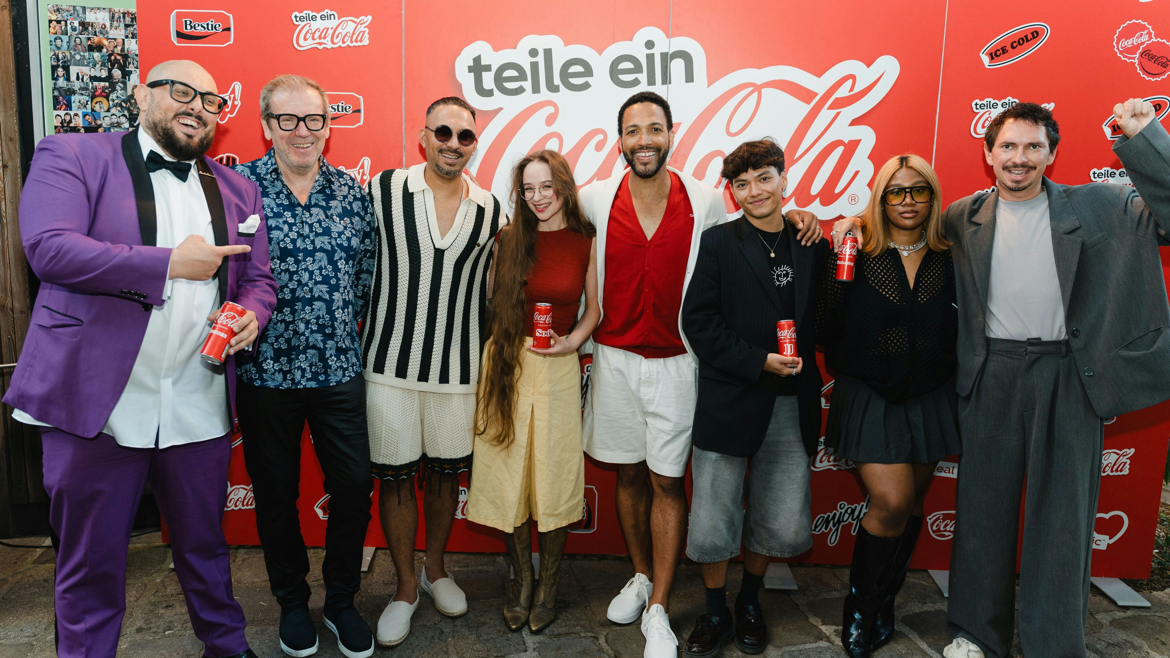 Aleks Social und Cesár Sampson mit der Jury Eberhard Forcher, Joshimizu, SodL, JJ, Rose May Alaba und Julian Le Play