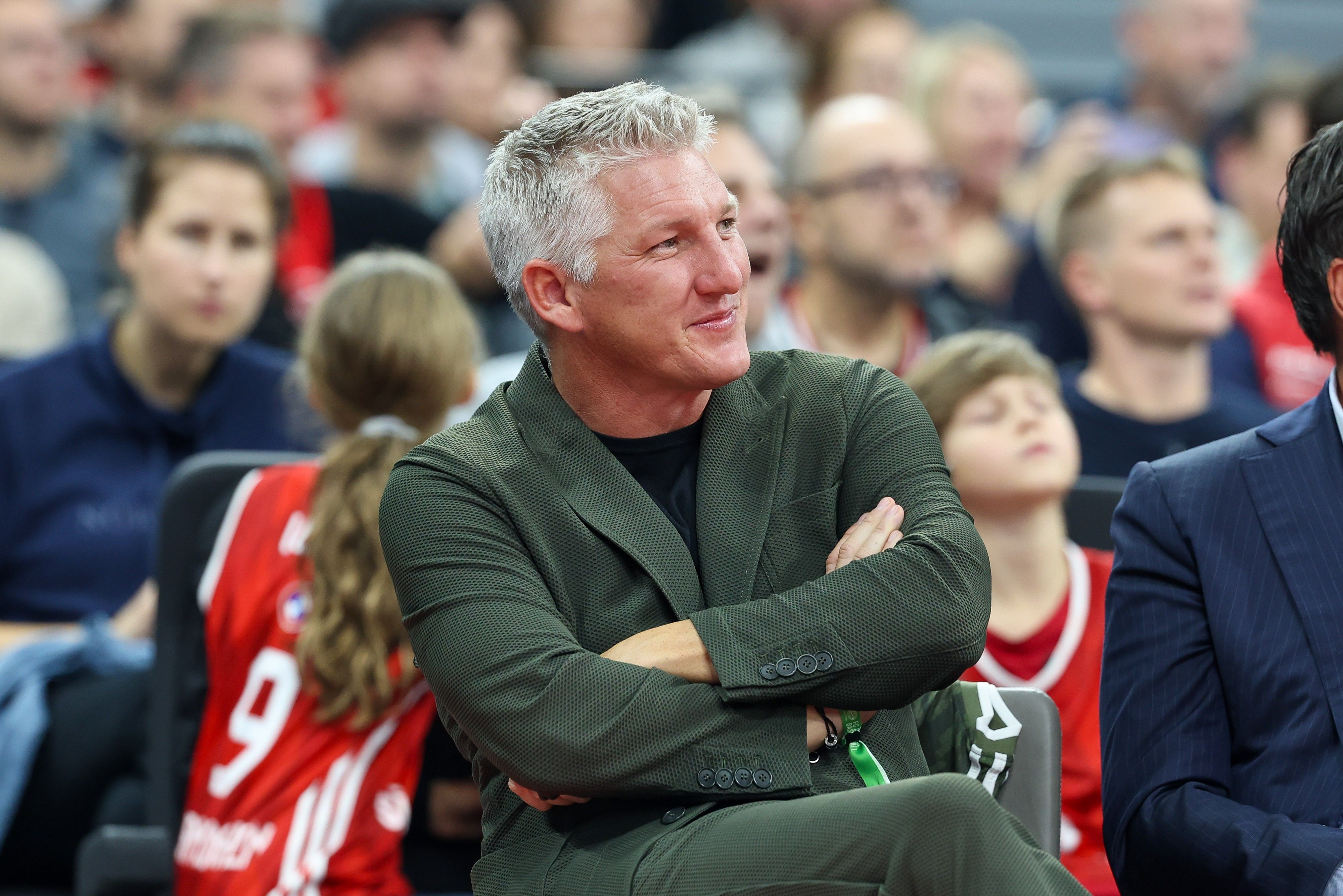 Bei seinem Benefiz-Golfturnier in Bad Griesbach ist Bastian Schweinsteiger die Trennung von Ana Ivanović deutlich anzumerken.