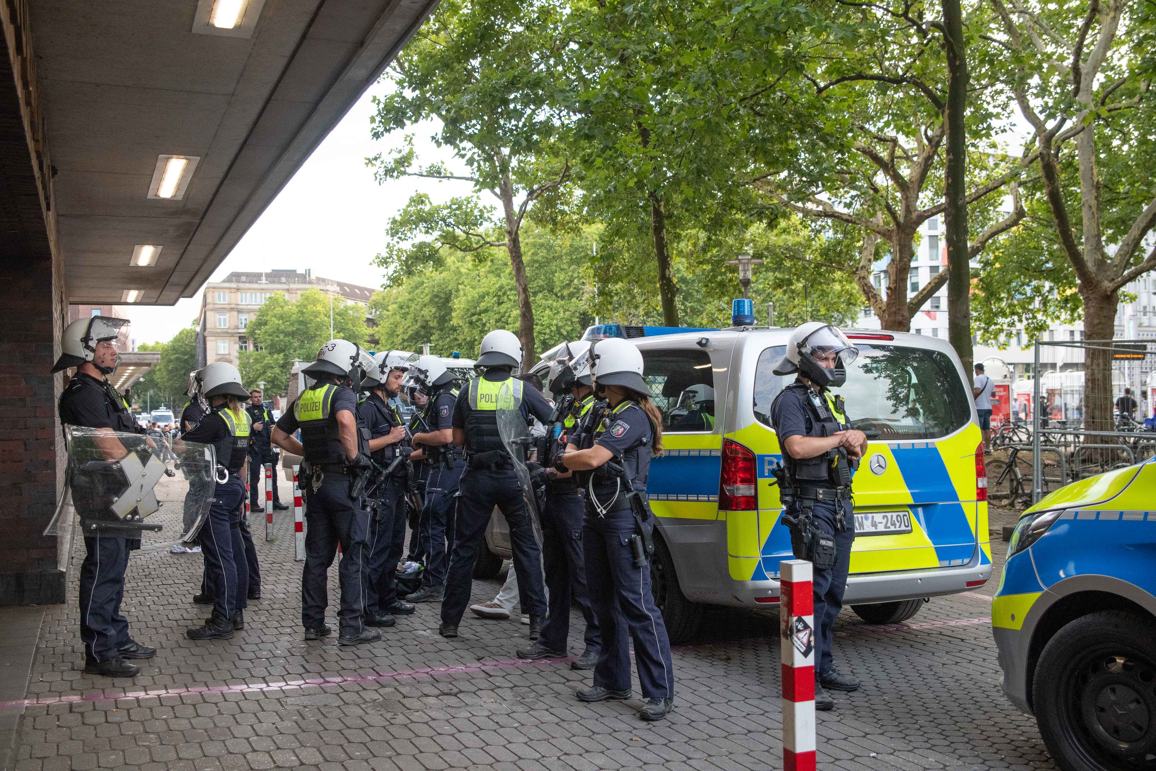 Fünf Polizisten wurden verletzt.