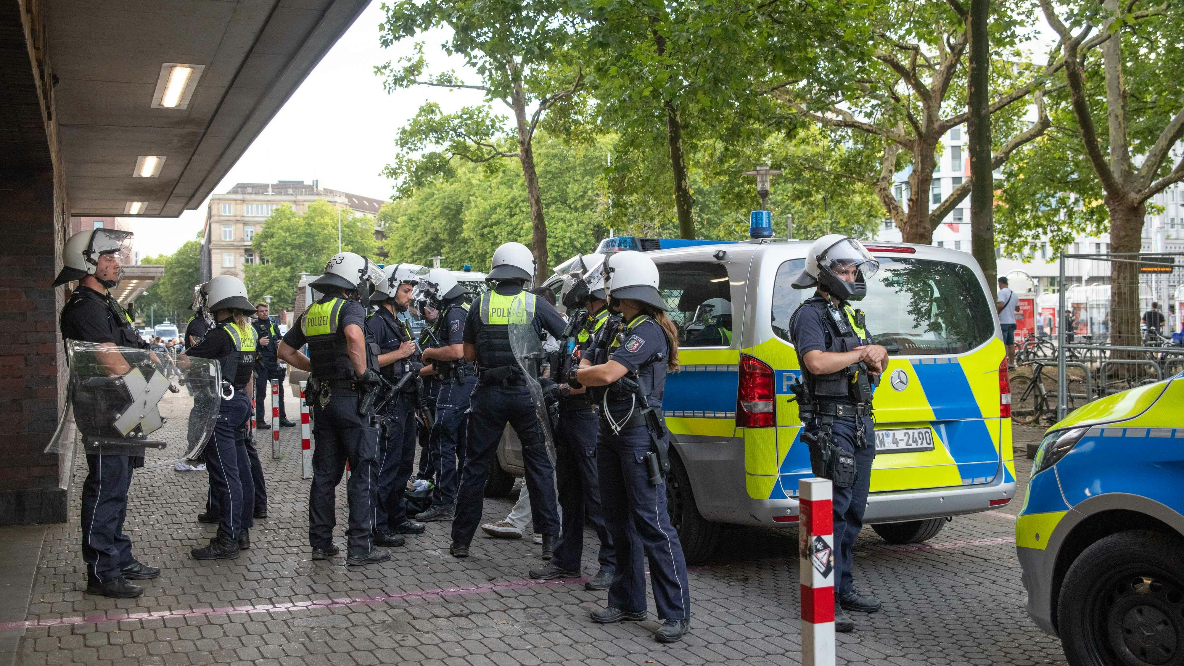 Heute.at - Hunderte Demonstranten prügeln aufeinander ein