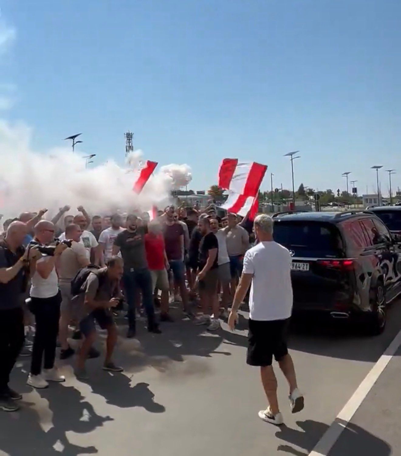Marko Arnautovic mit den wartenden Fans.