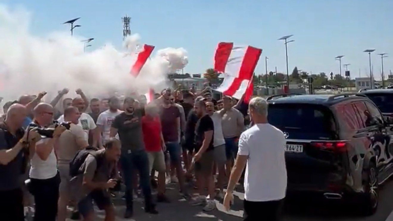 Heute.at - Fans belagern Flughafen: Arnautovic in Serbien gelandet