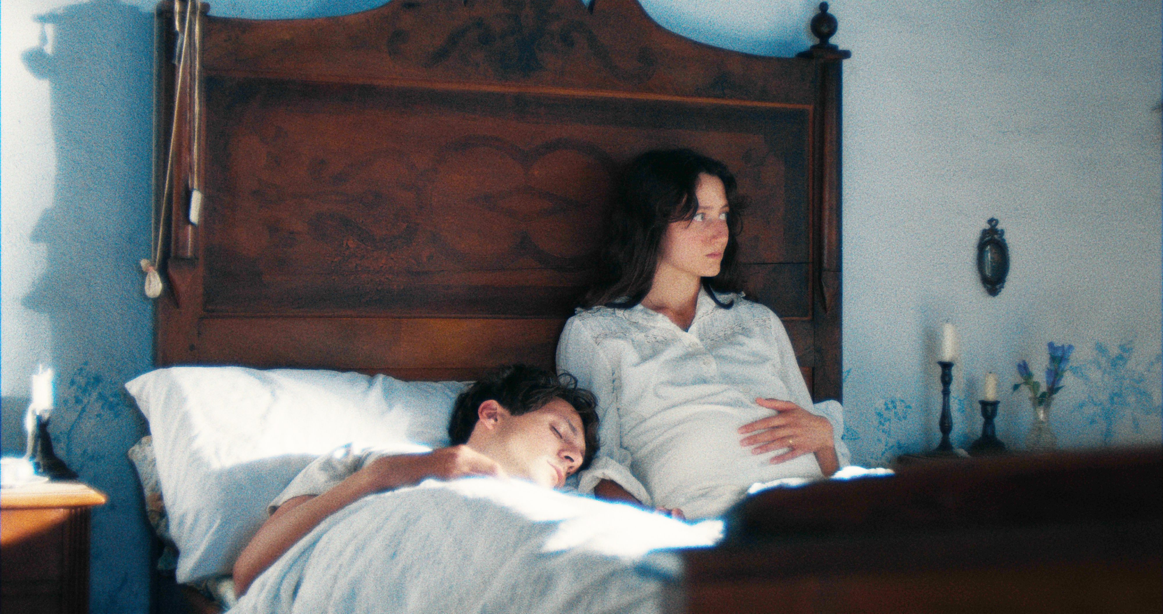 Die Liebe zwischen Lucia (Martina Scrinzi) und Pietro (Giuseppe de Domenico) geht im Kinofilm 