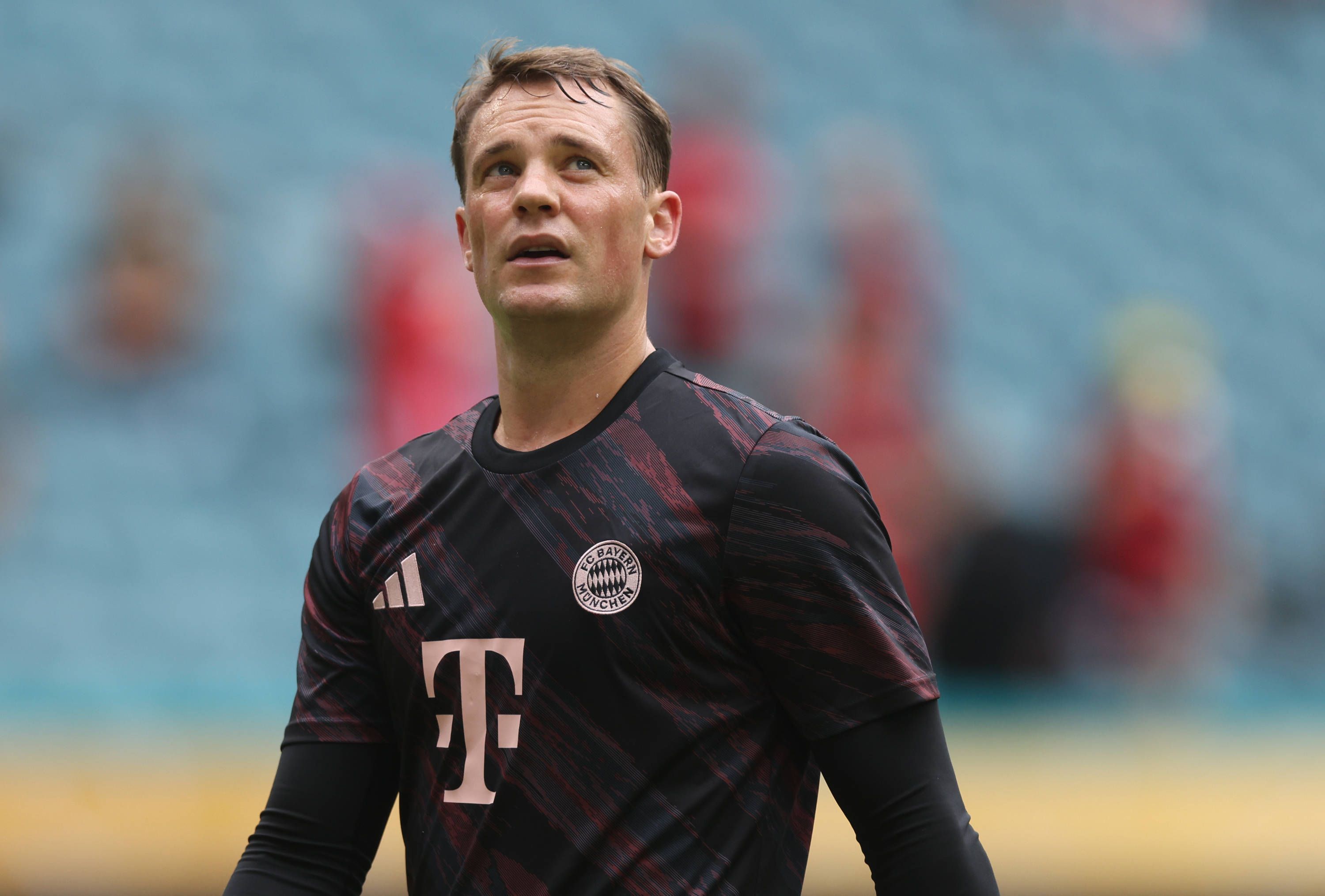 Bräutigam Manuel Neuer strahlte am Hochzeitstag in elegantem weißen Dinnerjacket und heller Fliege.