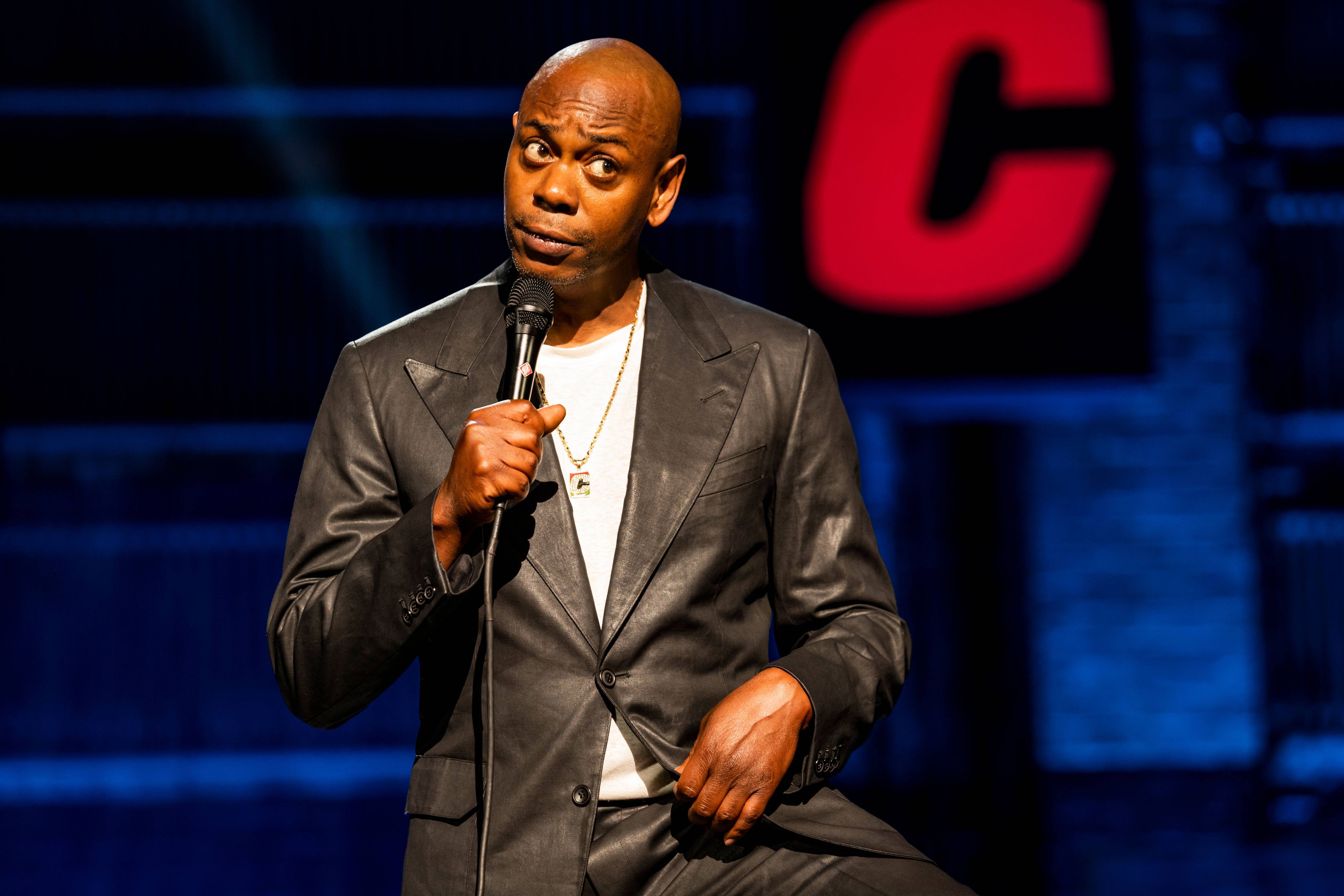 Dave Chappelle beleidigte Transpersonen und wurde gecancelt. Nun gibt der Comedian mit einem Grammy im Gepäck sein Comeback. Am 22. und 23. Juli spielt er im Wiener Gasometer.