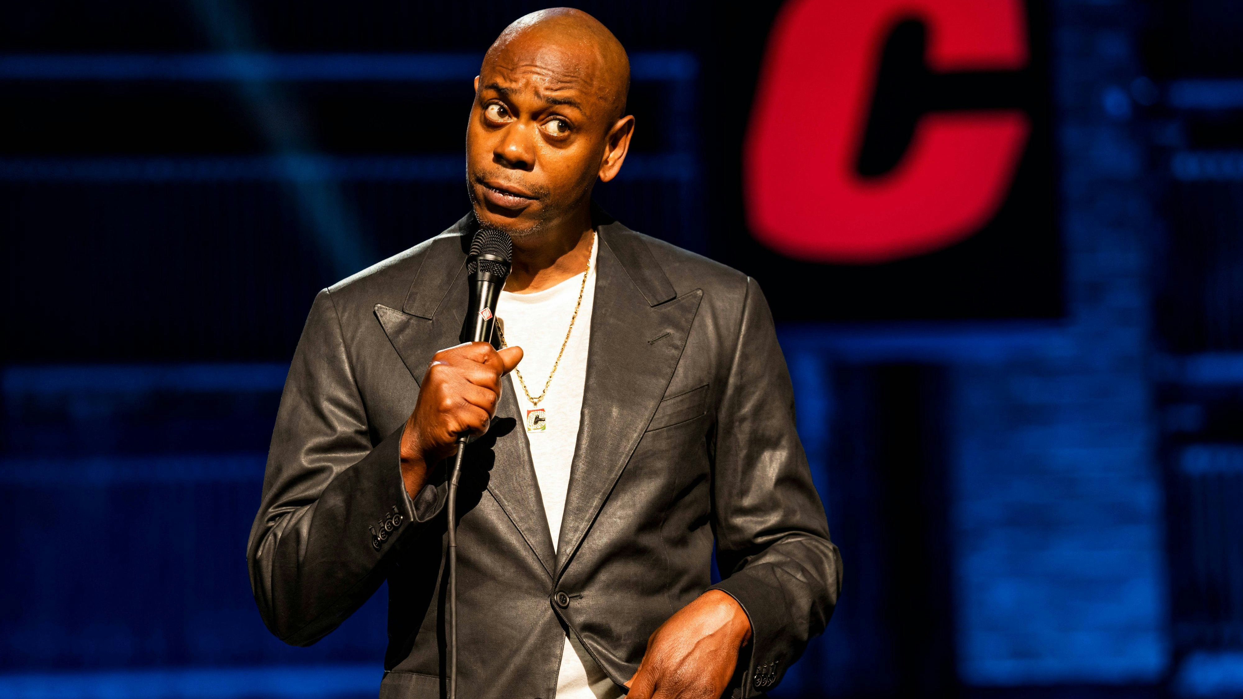 Dave Chappelle beleidigte Transpersonen und wurde gecancelt. Nun gibt der Comedian mit einem Grammy im Gepäck sein Comeback. Am 22. und 23. Juli spielt er im Wiener Gasometer.