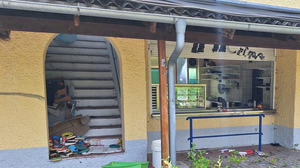 Heute.at - Eingeschlagene Fenster, Graffiti – Freibad verwüstet