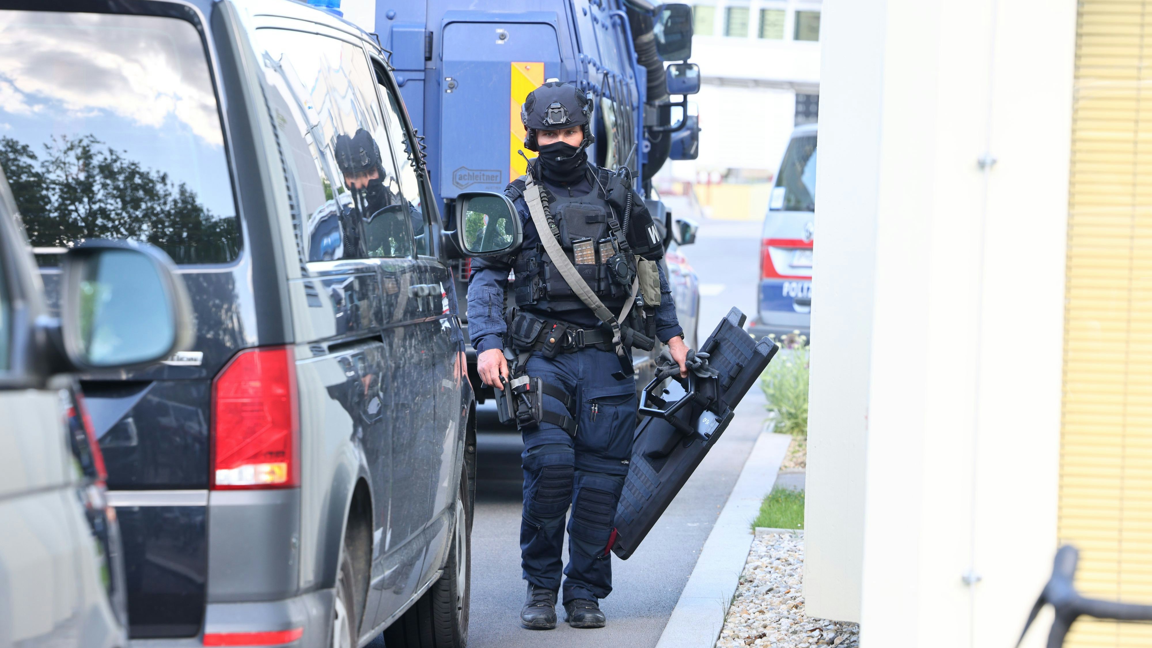 Heute.at - Mann raubt Drogerie mit Messer aus, geht in Wettlokal
