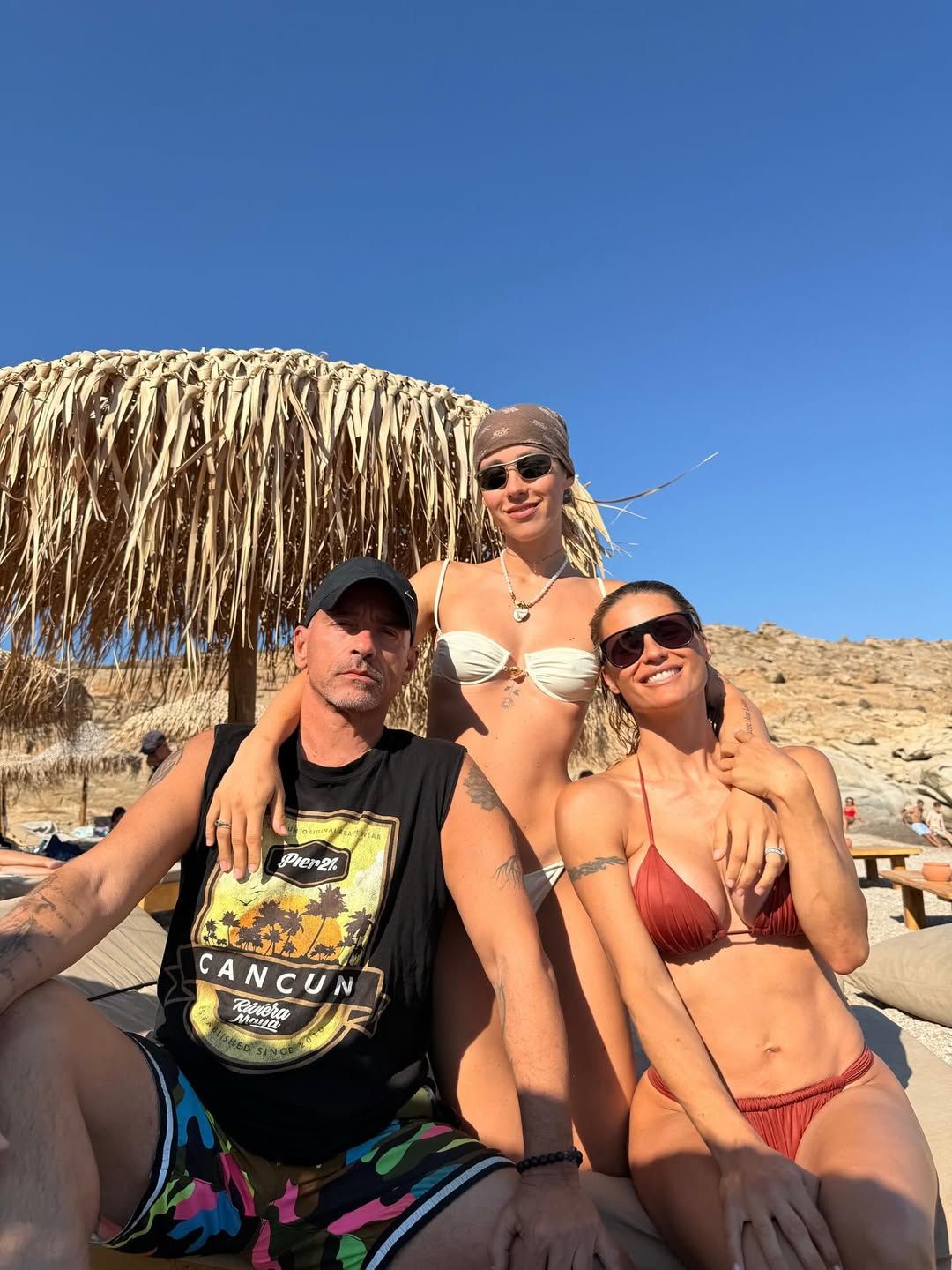 Aurora Ramazzotti genoss einen Strandtag mit ihren geschiedenen Eltern Michelle Hunziker und Eros Ramazzotti.