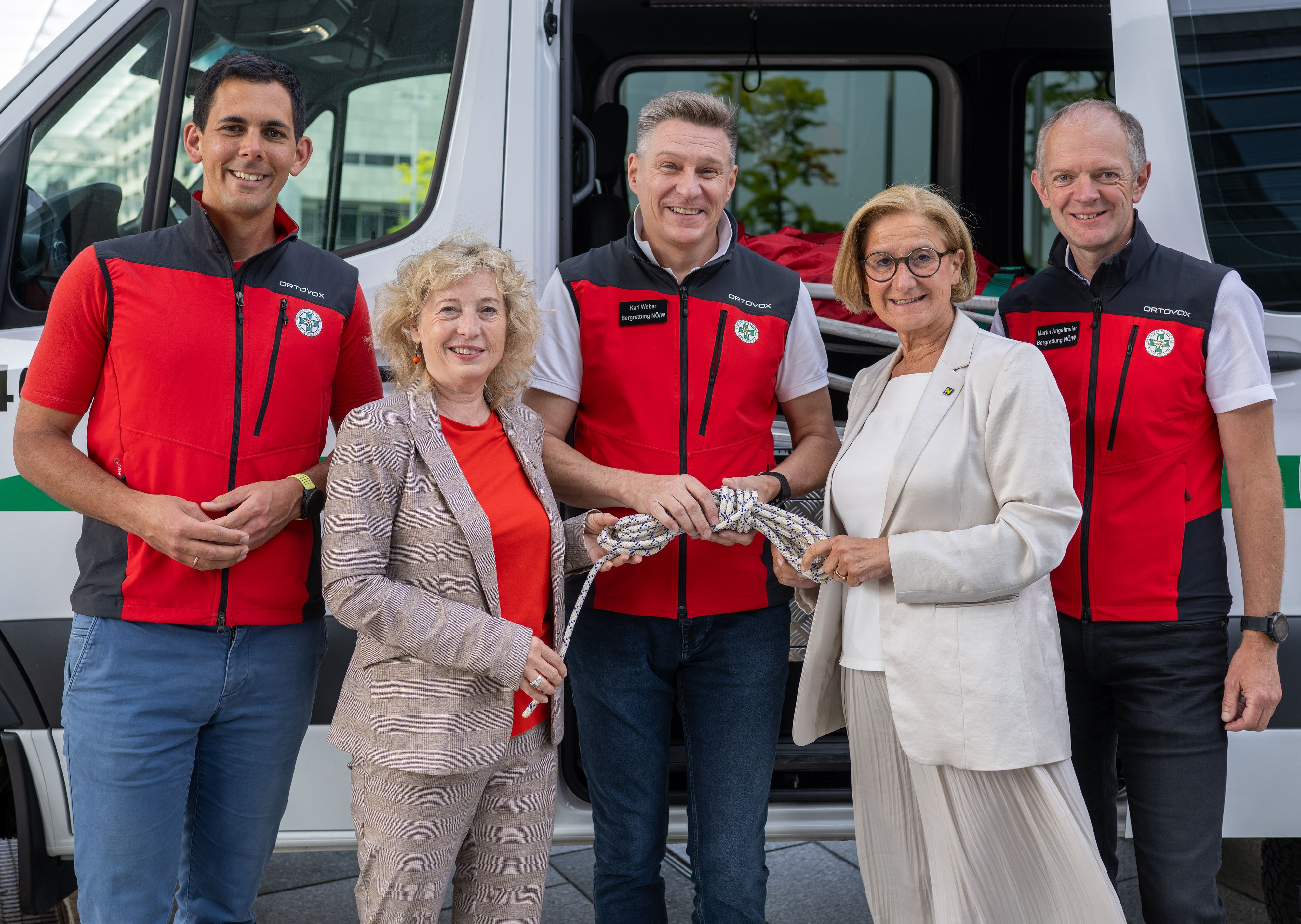 Der ehemalige Landesleiter Matthias Cernusca, Landesrätin Eva Prischl, der neue Landesleiter Karl Weber, Landeshauptfrau Johanna Mikl-Leitner und Landesleiter-Stellvertreter Martin Angelmaier (v.l.n.r.).