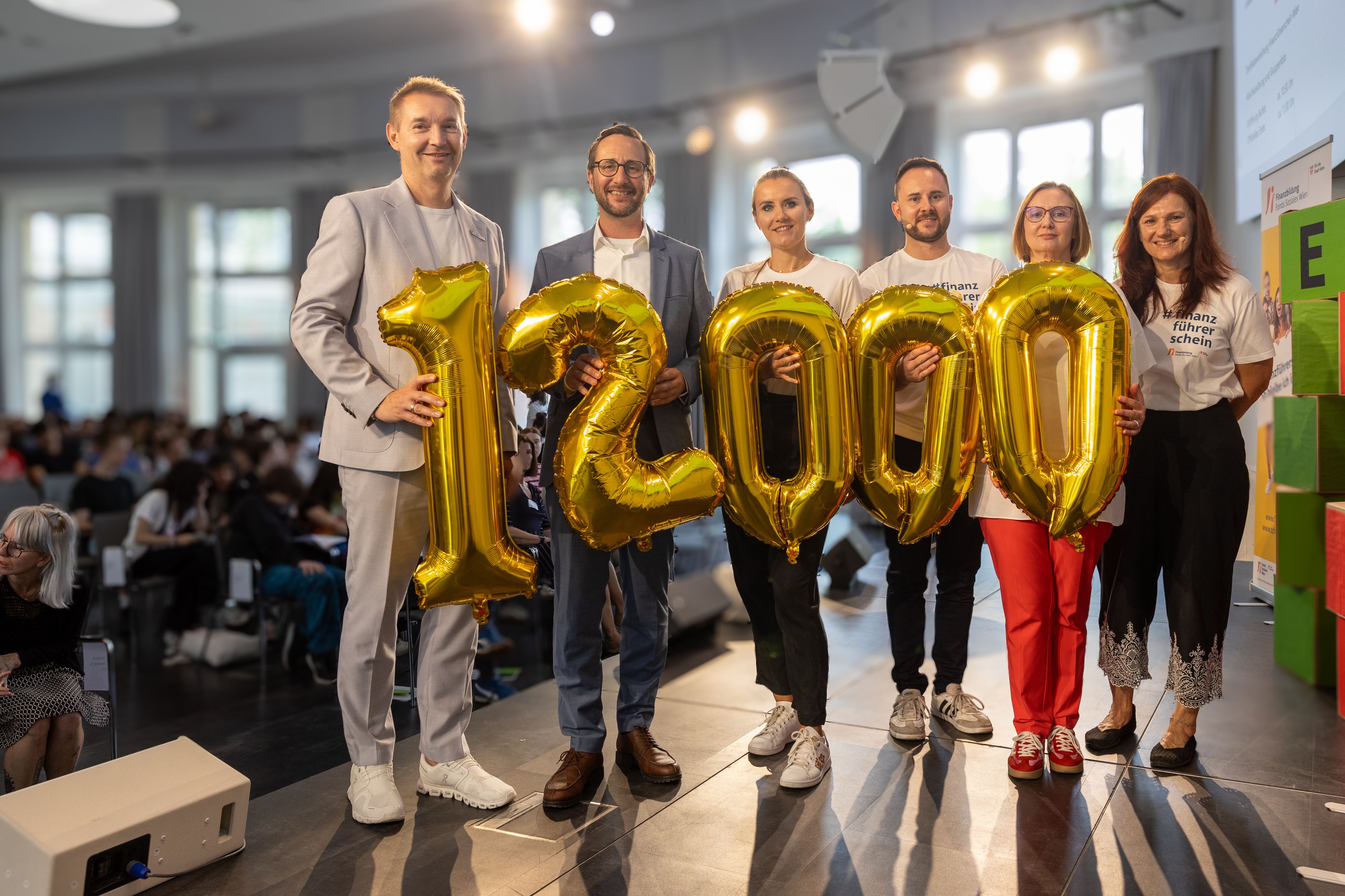 Im Bild zu sehen ist das Finanzführerschein-Team des FSW mit u.a. (v.l.n.r.): FSW GF Michael Rosenberg, Katharina Zahradka (Leiterin der FSW Finanzbildung) und Gabriele Zgubic (Leiterin der Konsument:innenpolitik der AK Wien).