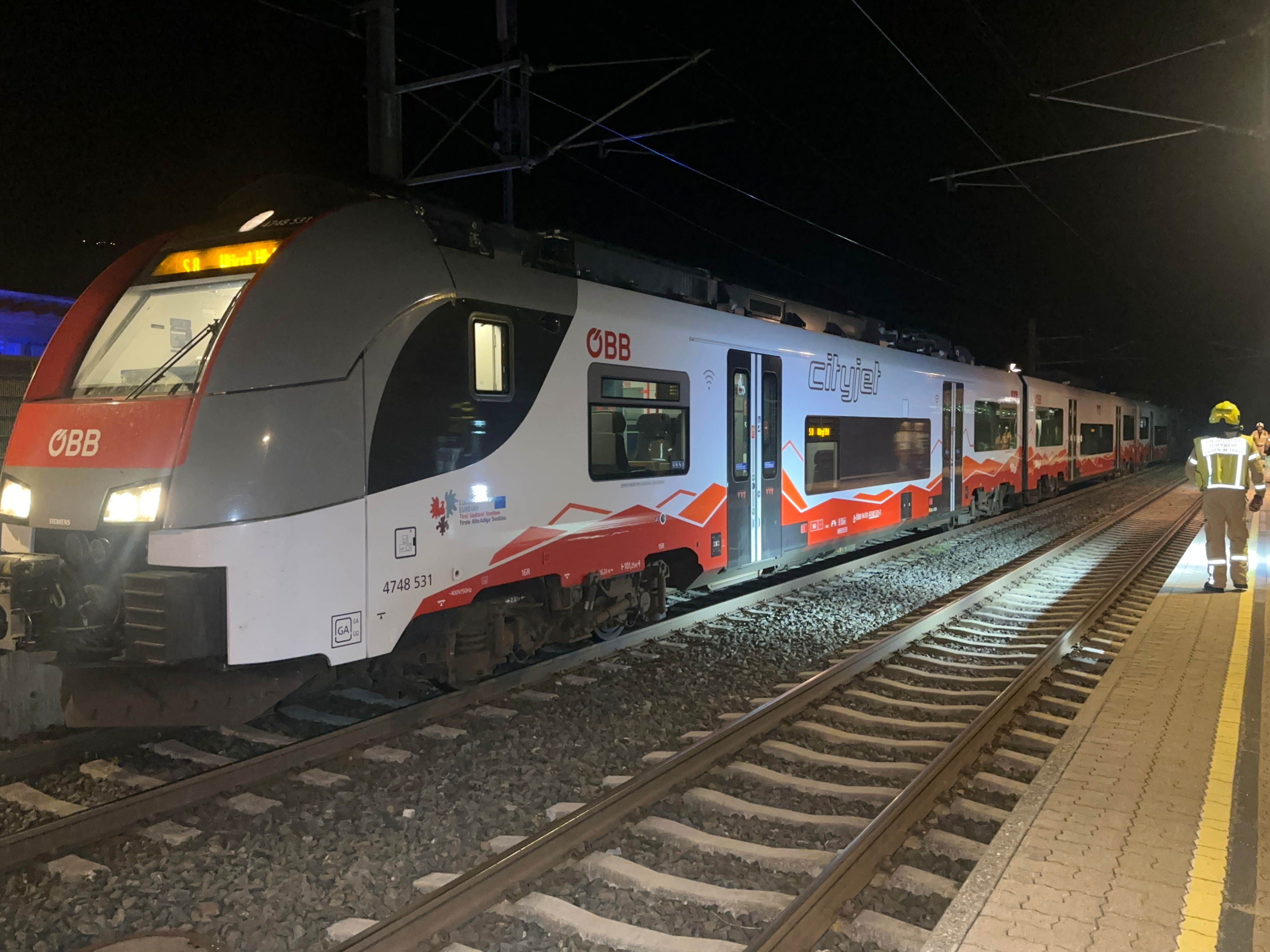 Der Mann wurde von einem Zug erfasst.