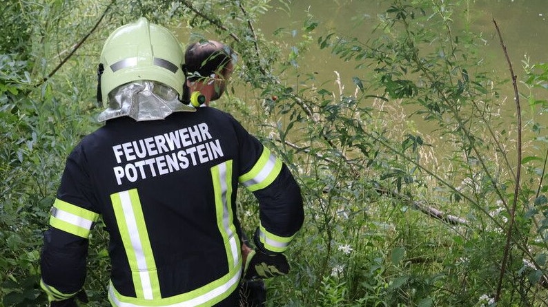 Heute.at - Ölfilm auf Triesting, FF-Einsatz – Polizei ermittelt