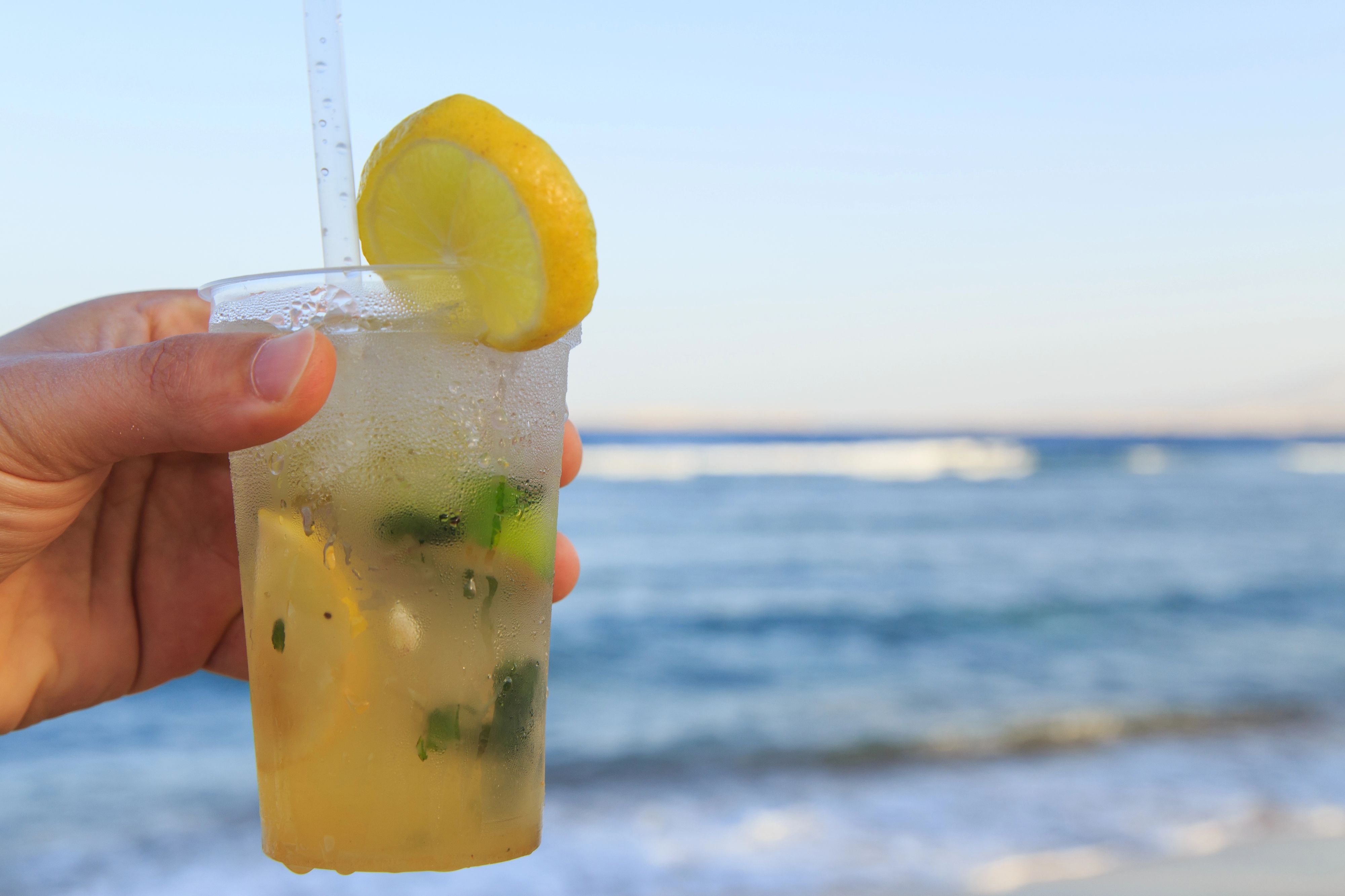 Palmas Ortspolizei warnt vor dem Konsum illegaler Cocktails an der Playa de Palma – sie stellen ein erhebliches Gesundheitsrisiko dar. Symbolbild.