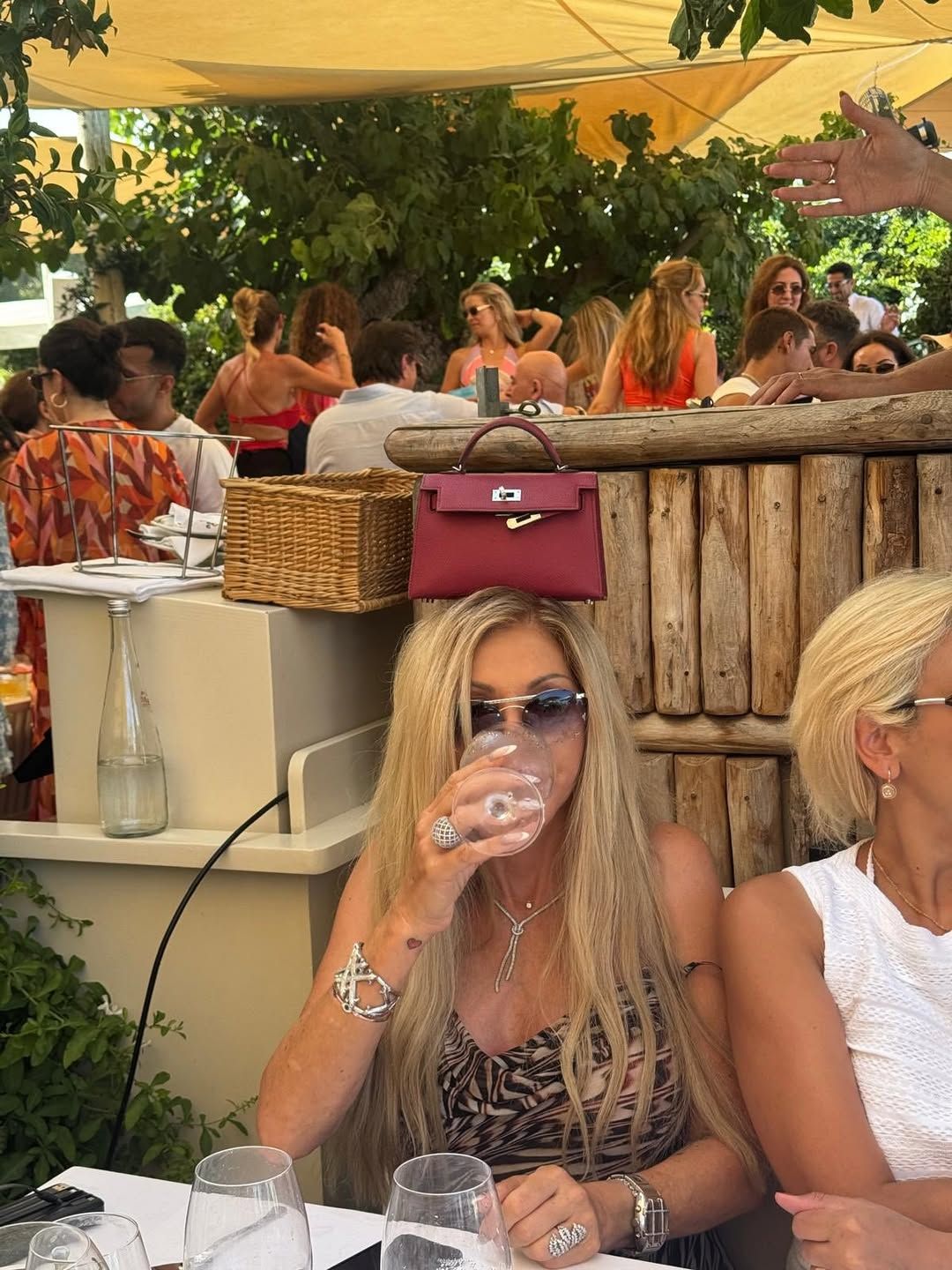 Carmen lässt es sich nicht nehmen, einen viralen Trend nachzumachen.