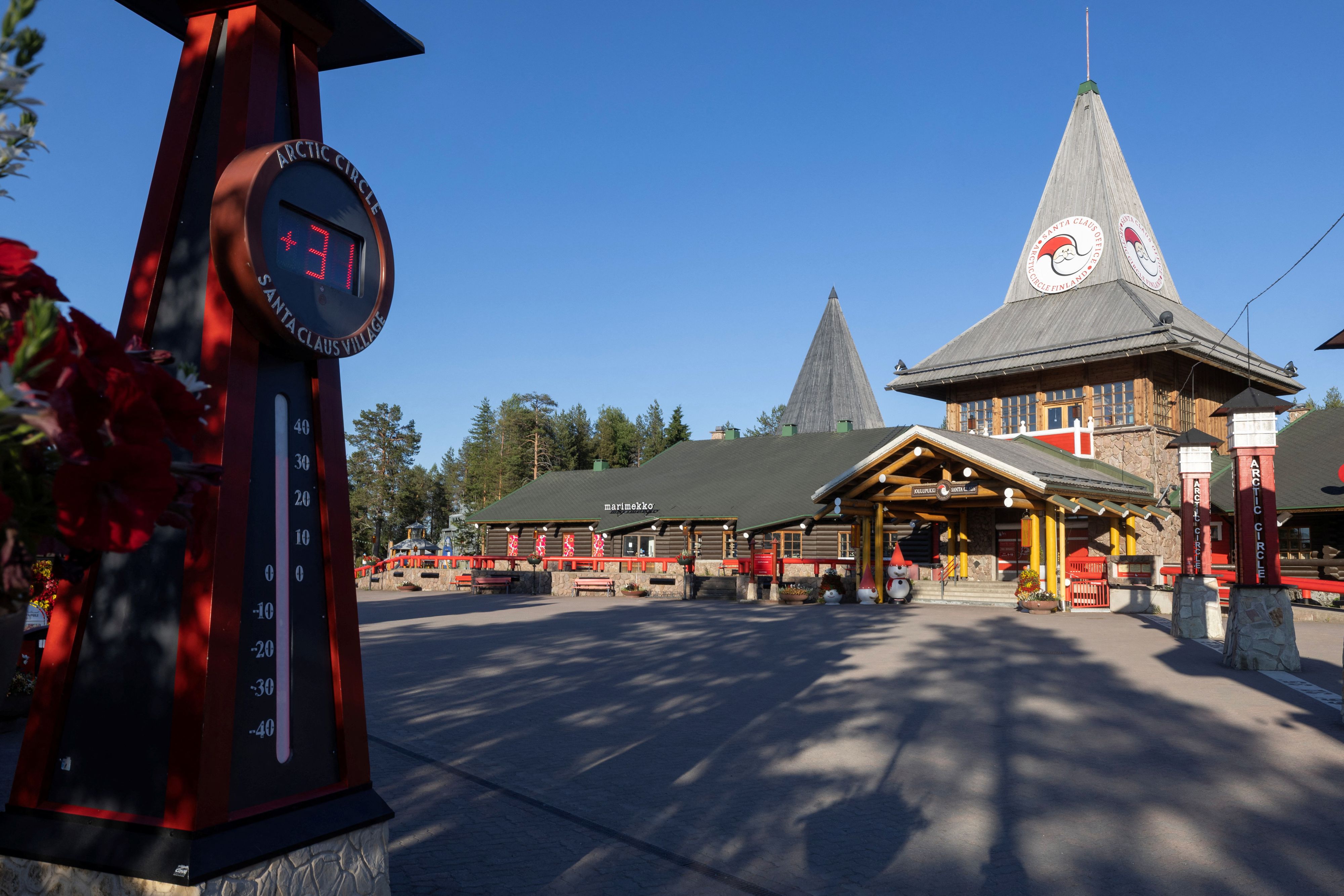 Das Thermometer im Weihnachtsmanndorf zeigt sogar 31 Grad an – der Temperaturrekord liegt bei 32,2 Grad.