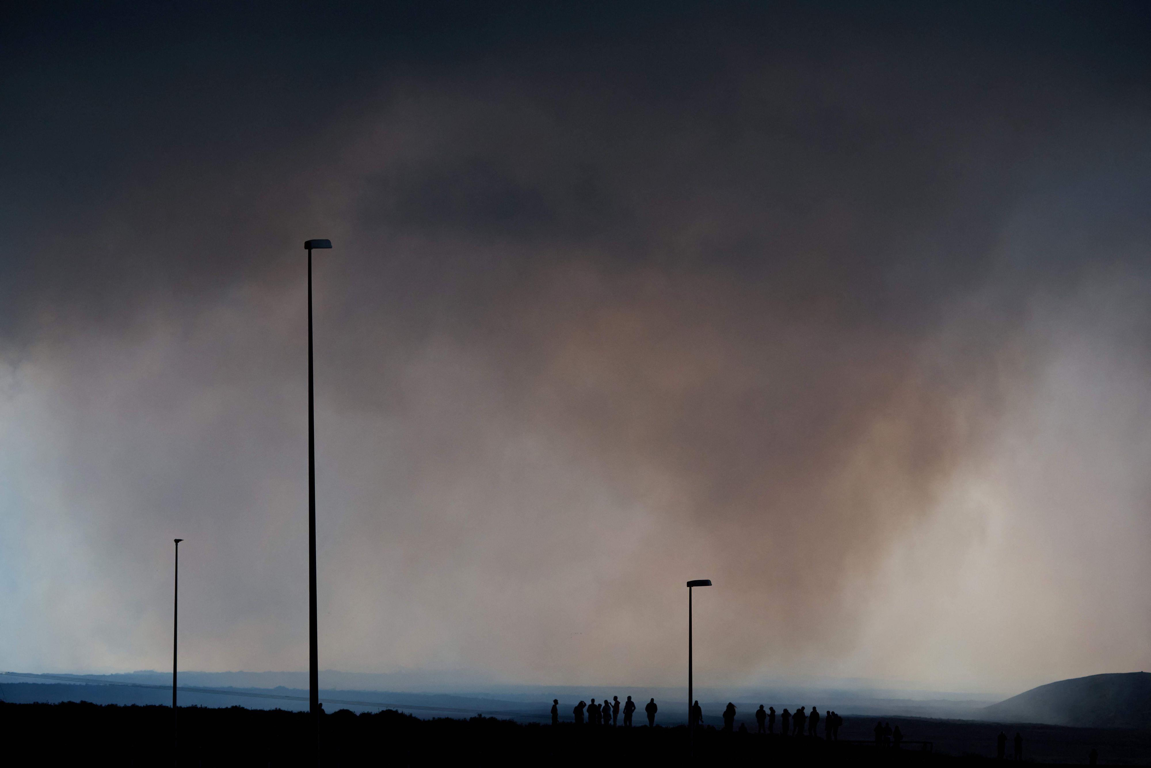 Vorgeschmack auf das Weltende: Touristen als Schaulustige beim Flughafen Keflavik am 22. Juli 2025.