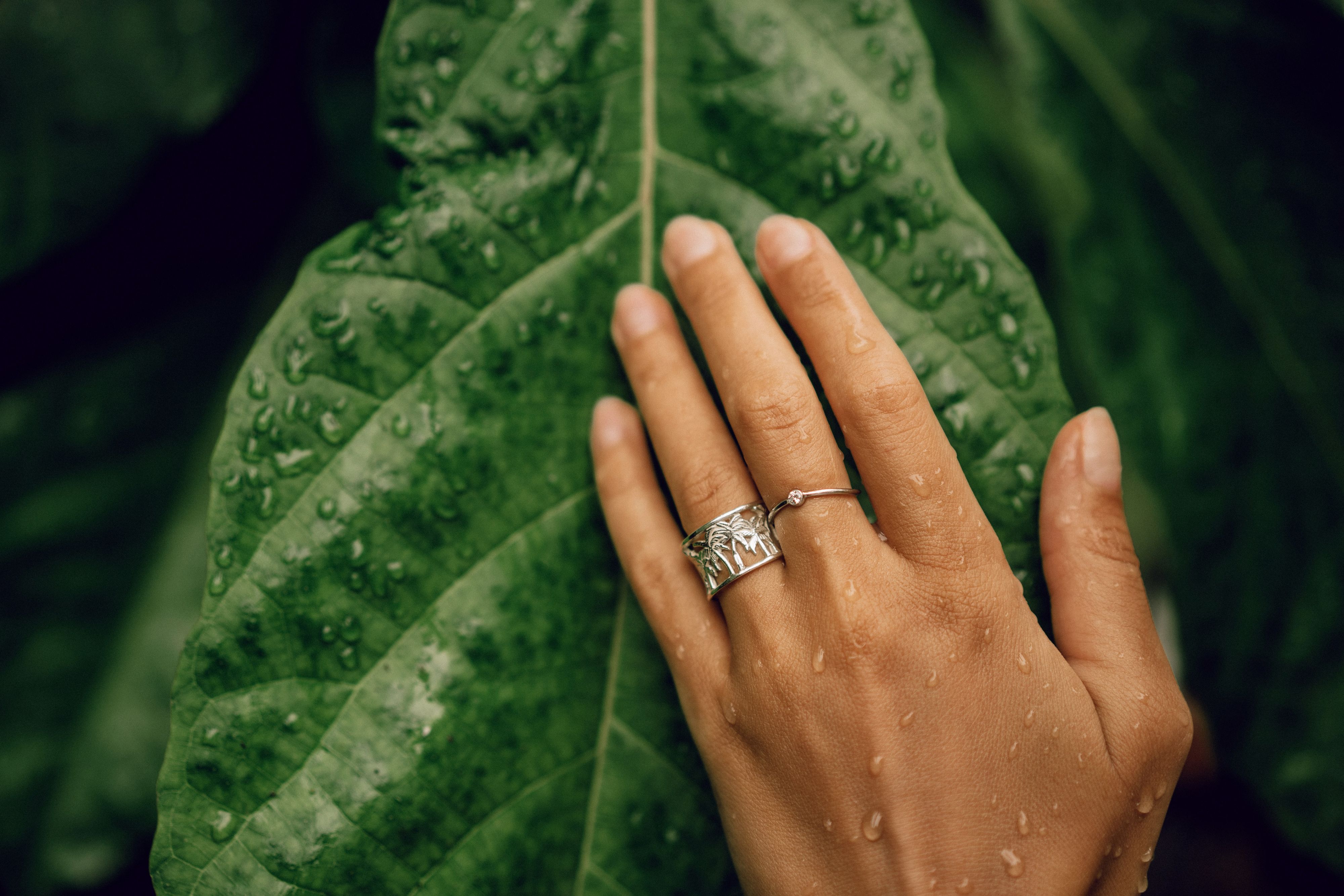 Umweltfreundlicher Schmuck besteht aus nachhaltigen Materialien und beruht auf ressourcenschonendem wie auch ethisch vertretbarem Herstellungsprozess.