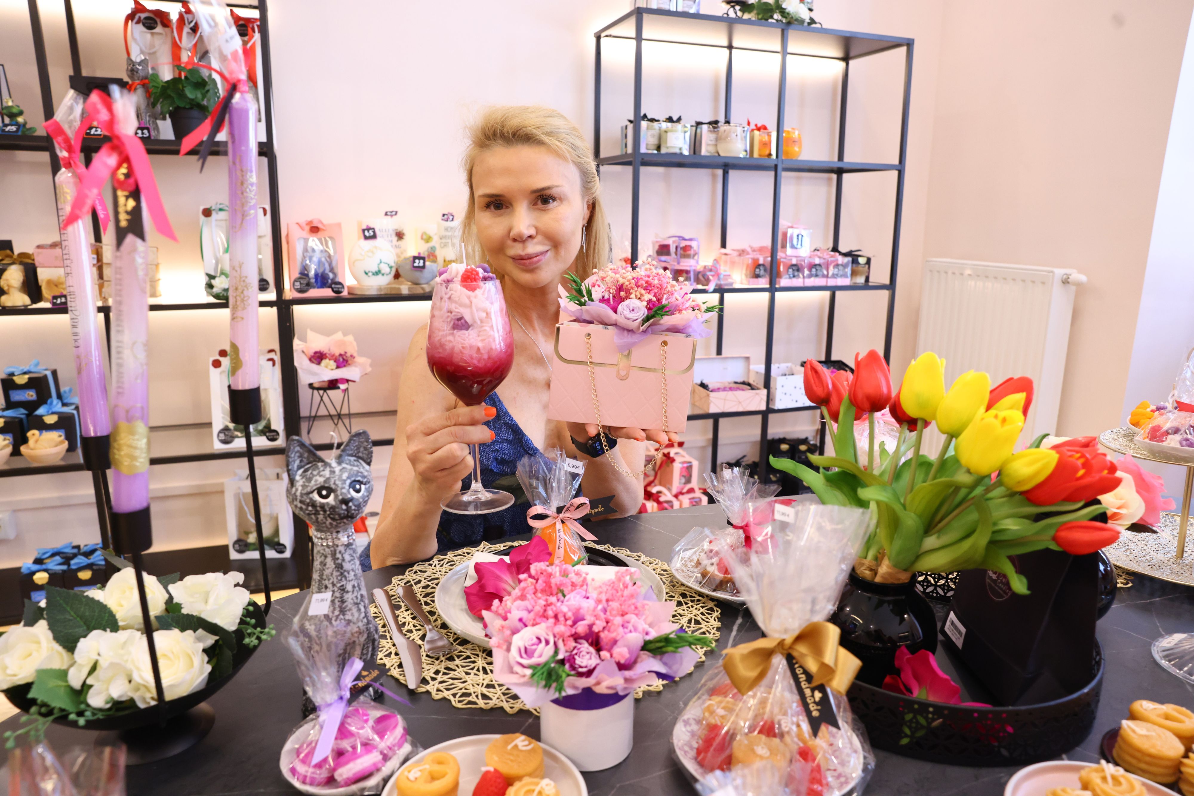 Inna Kelberer kreiert verschiedenste Duftkerzen und verkauft sie in ihrem Shop in Wien.