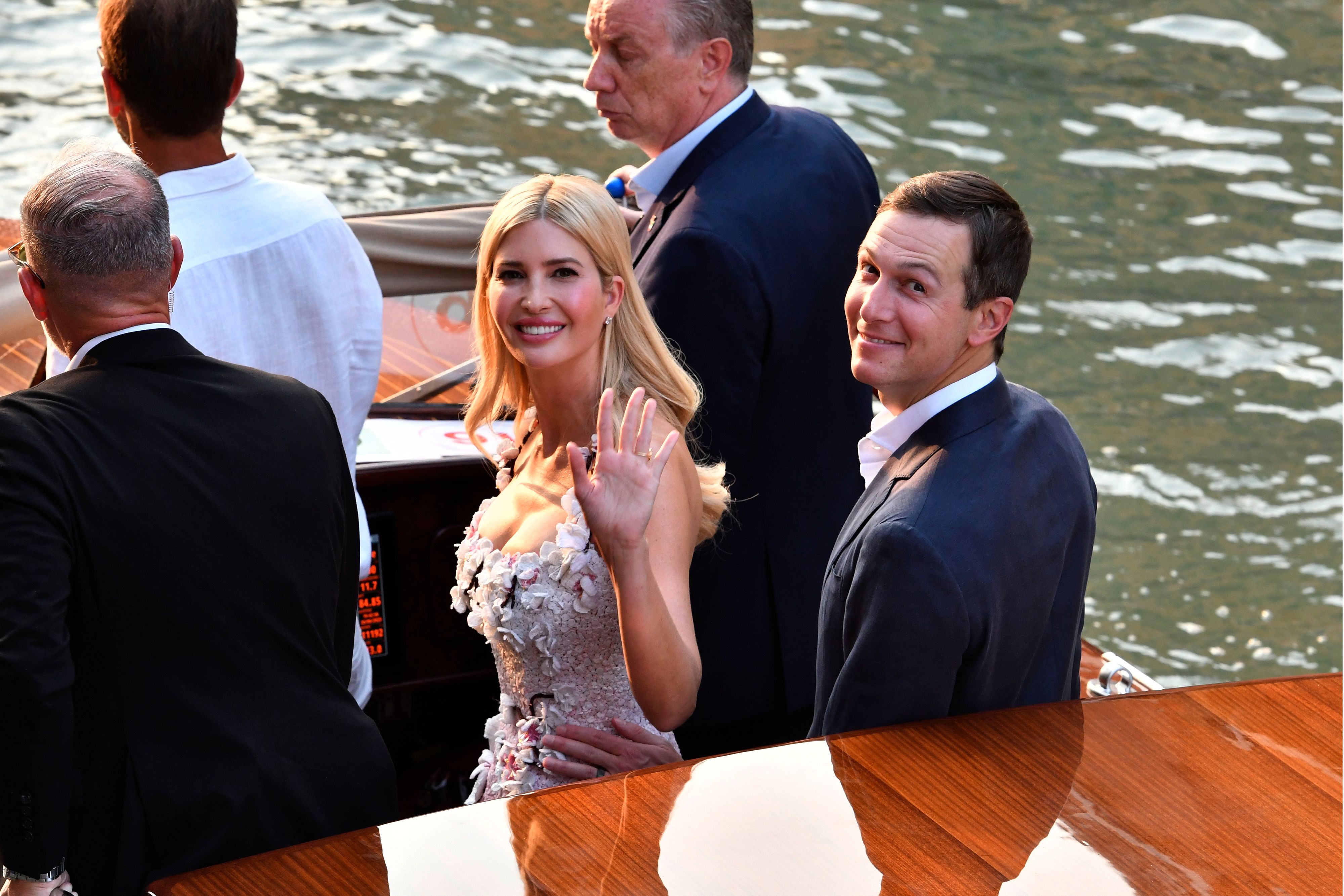 Investor Jared Kushner (r.) und Ehefrau Ivanka Trump vor wenigen Wochen auf dem Weg zur Hochzeit von Amazon-Boss Jeff Bezos in Venedig