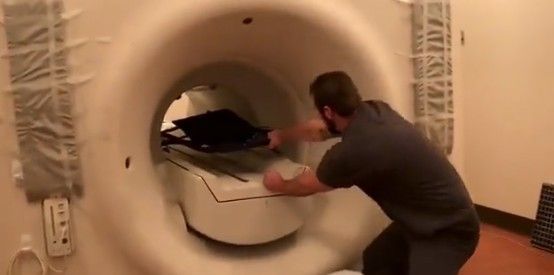 Die Magnetfelder in einem MRT-Gerät ist stärker als menschliche Kraft.