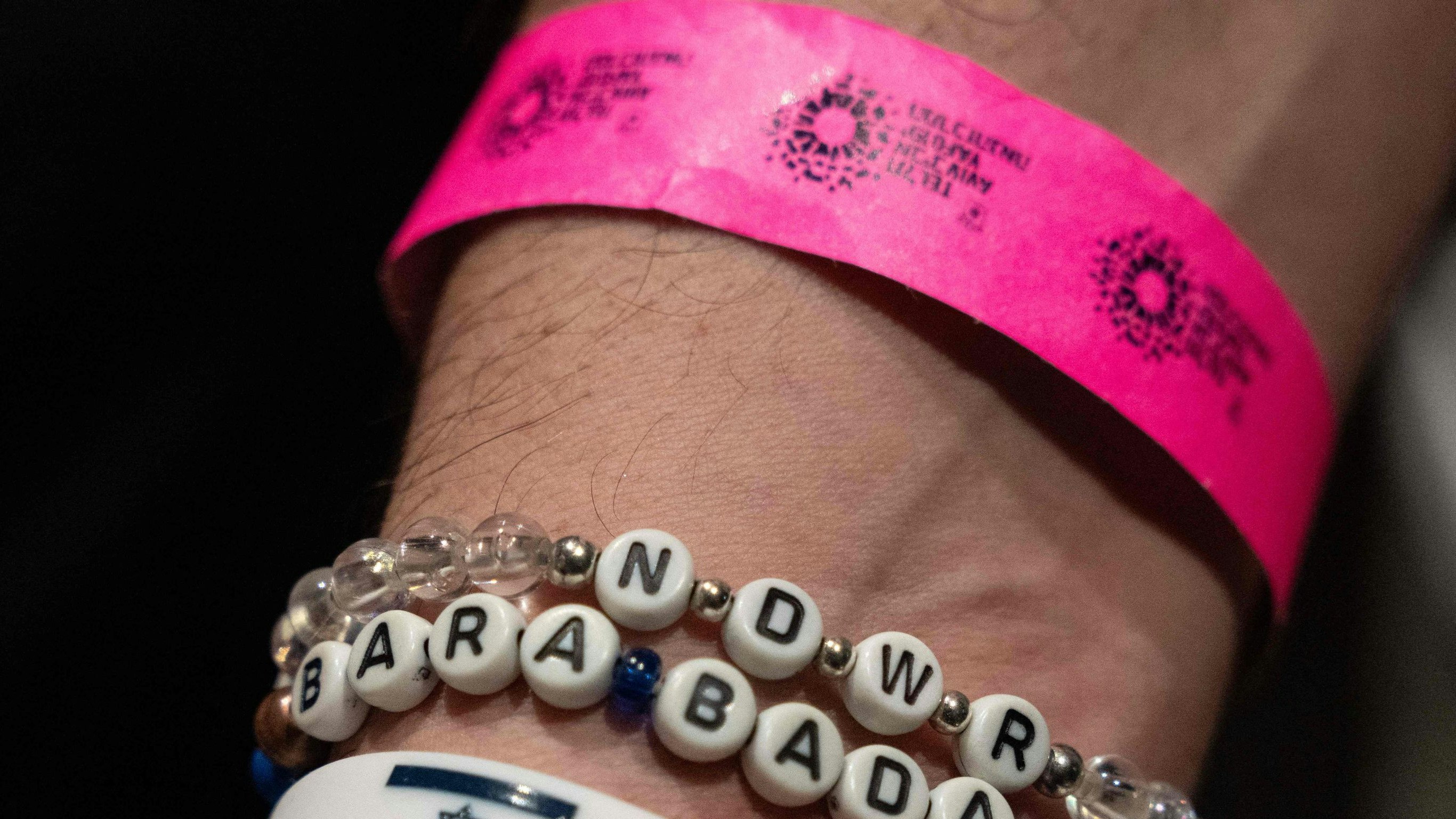 Einlassbänder zur Alterskontrolle