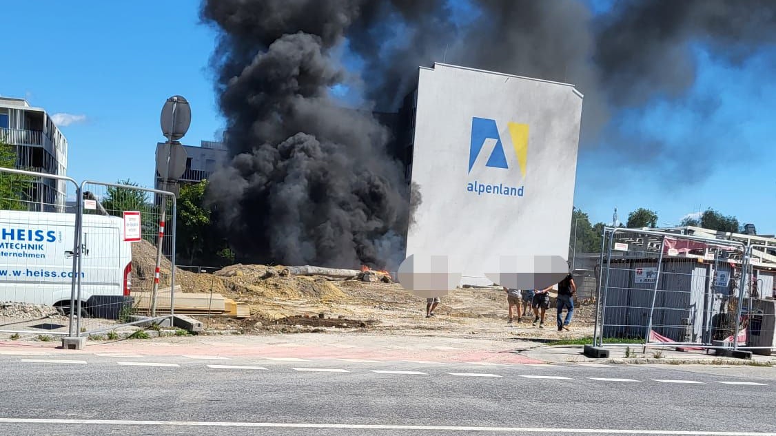 Heute.at - Mega-Rauchsäule in St. Pölten! Brand artet komplett aus