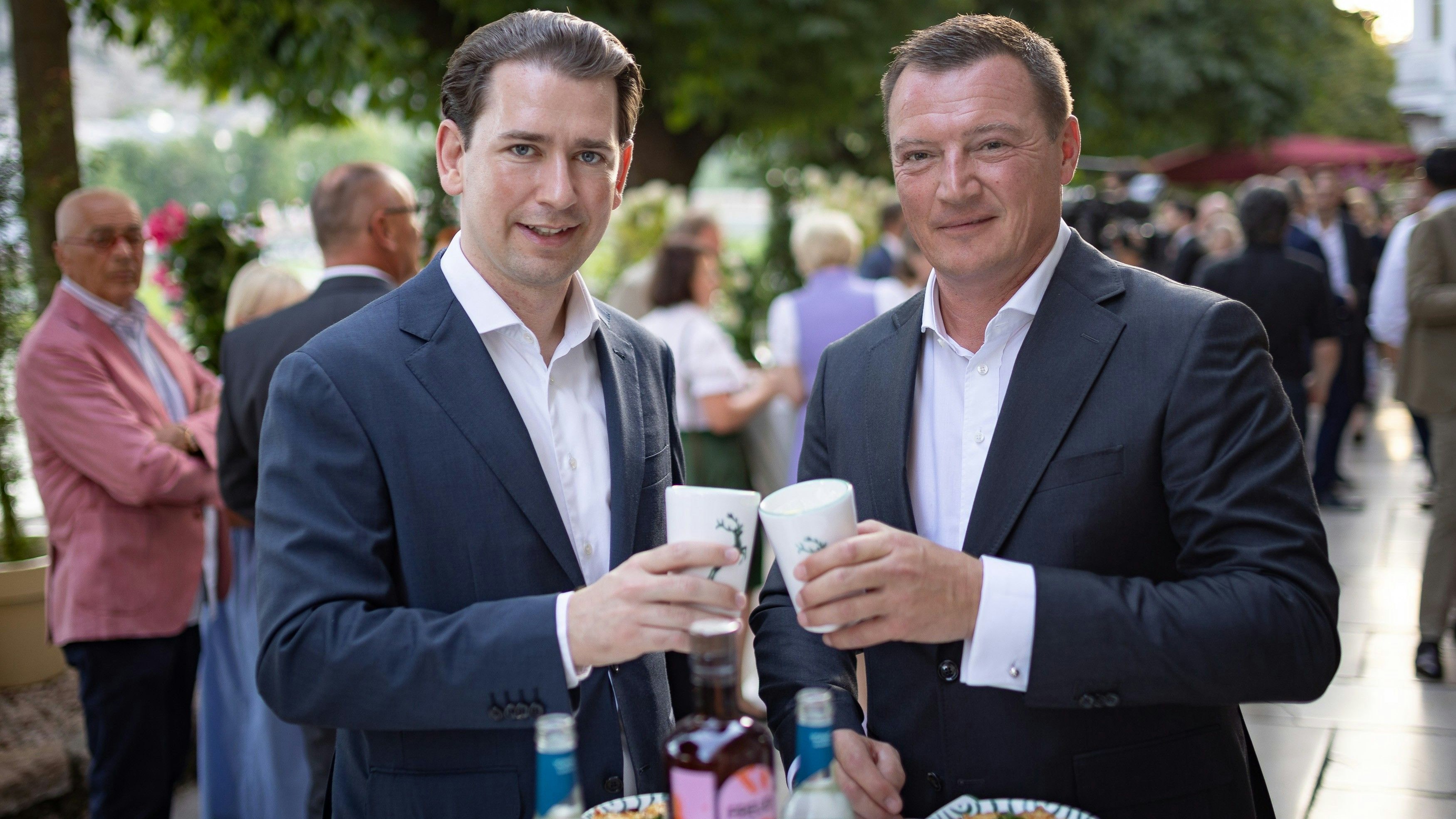 Heute.at - Schinkenfleckerl & Gin mit Polit- & Wirtschaftselite