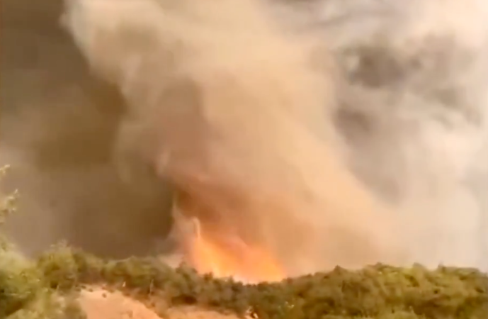 Spektakulärer Anblick: Ein gefährlicher Feuer-Tornado in der Nähe von Istanbul.