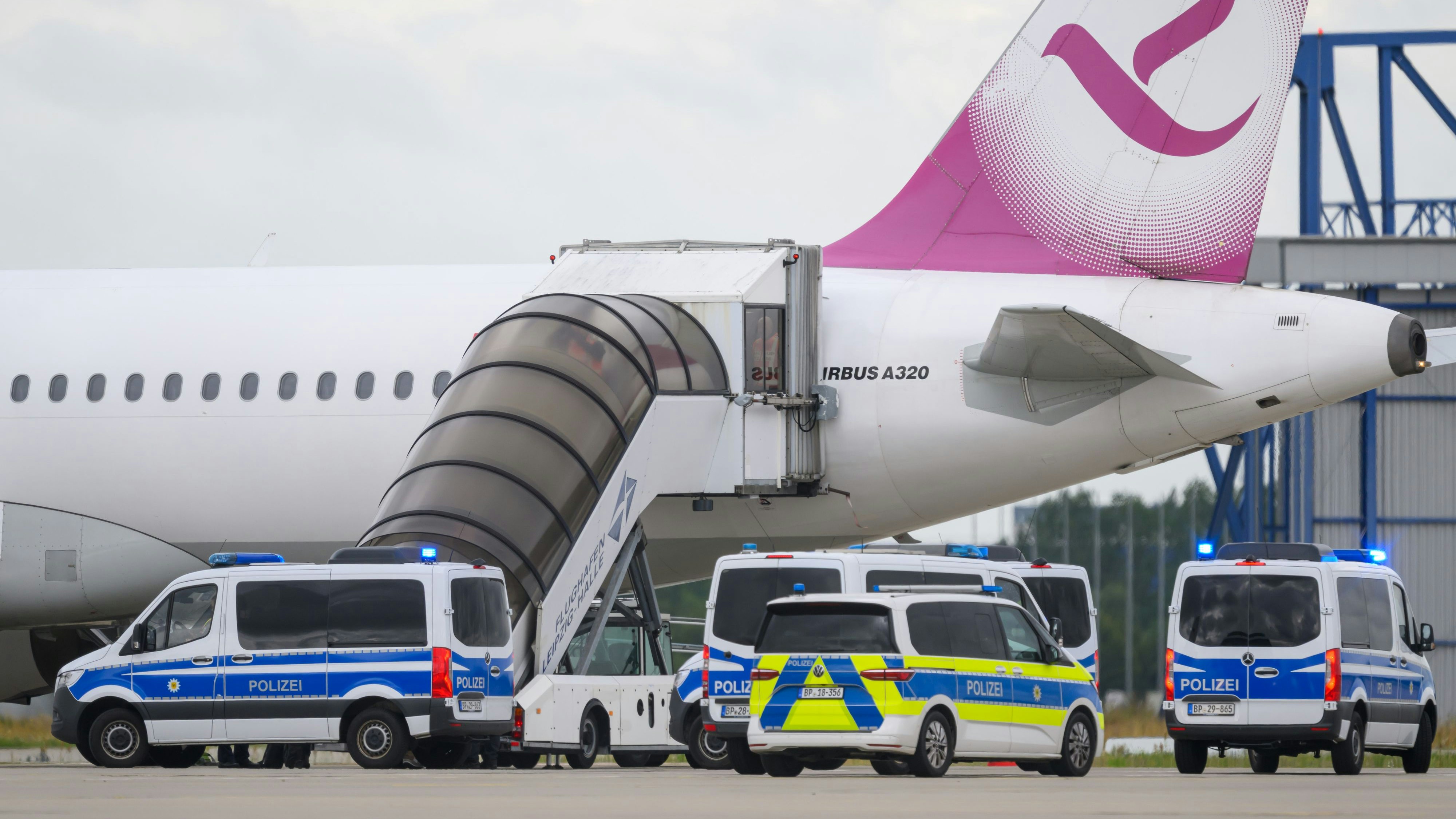 Heute.at - Nächster Flieger gestartet – 43 Iraker abgeschoben