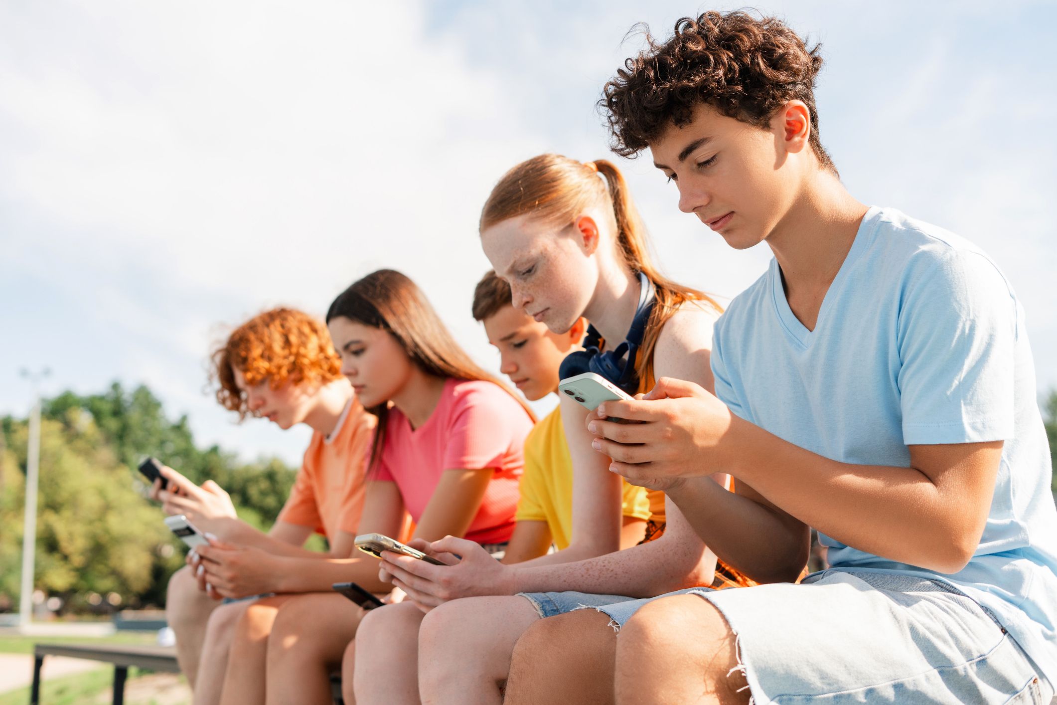 Das Handy ist auch in der Ferienzeit der liebste Begleiter der Jugendlichen.