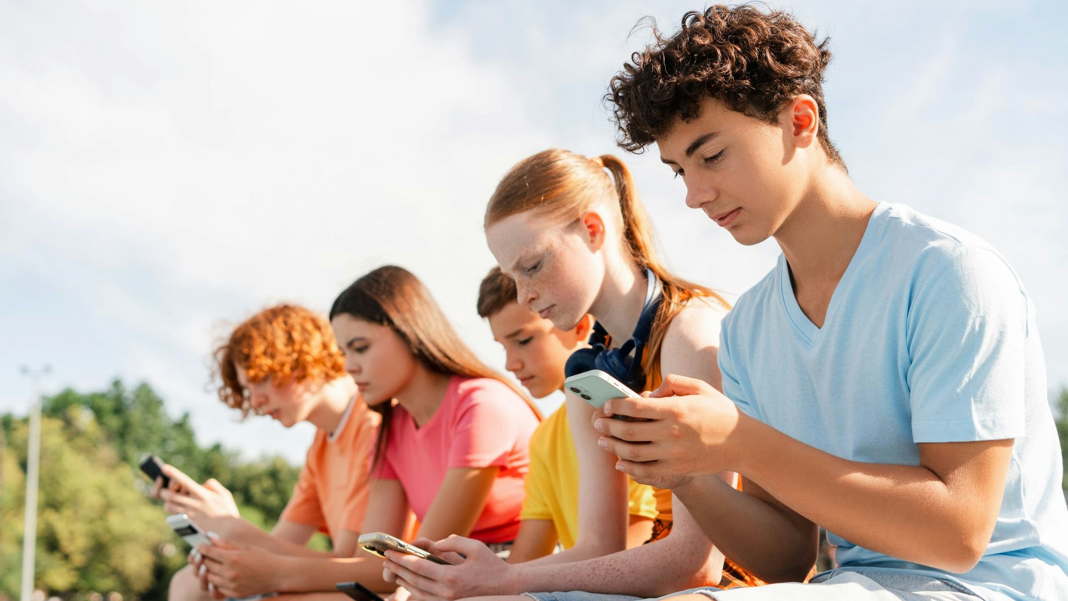 Das Handy ist auch in der Ferienzeit der liebste Begleiter der Jugendlichen.