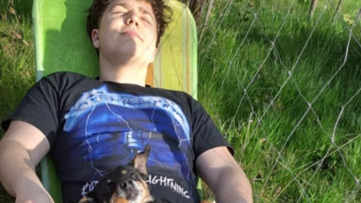 Maxi liebt das Chillen mit seinen beiden Hunden im Garten.