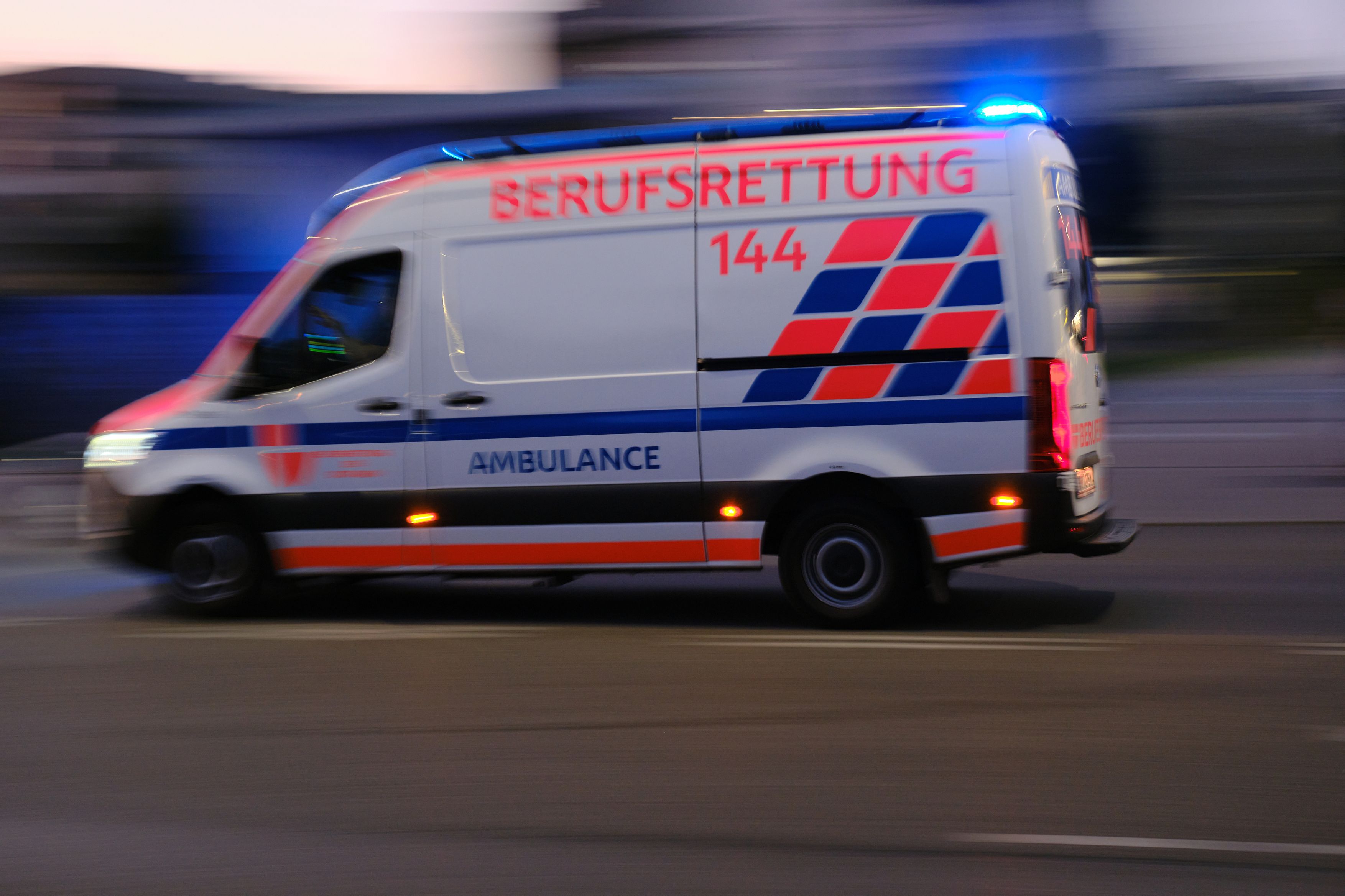 Ein Wagen der Berufsrettung im Einsatz.