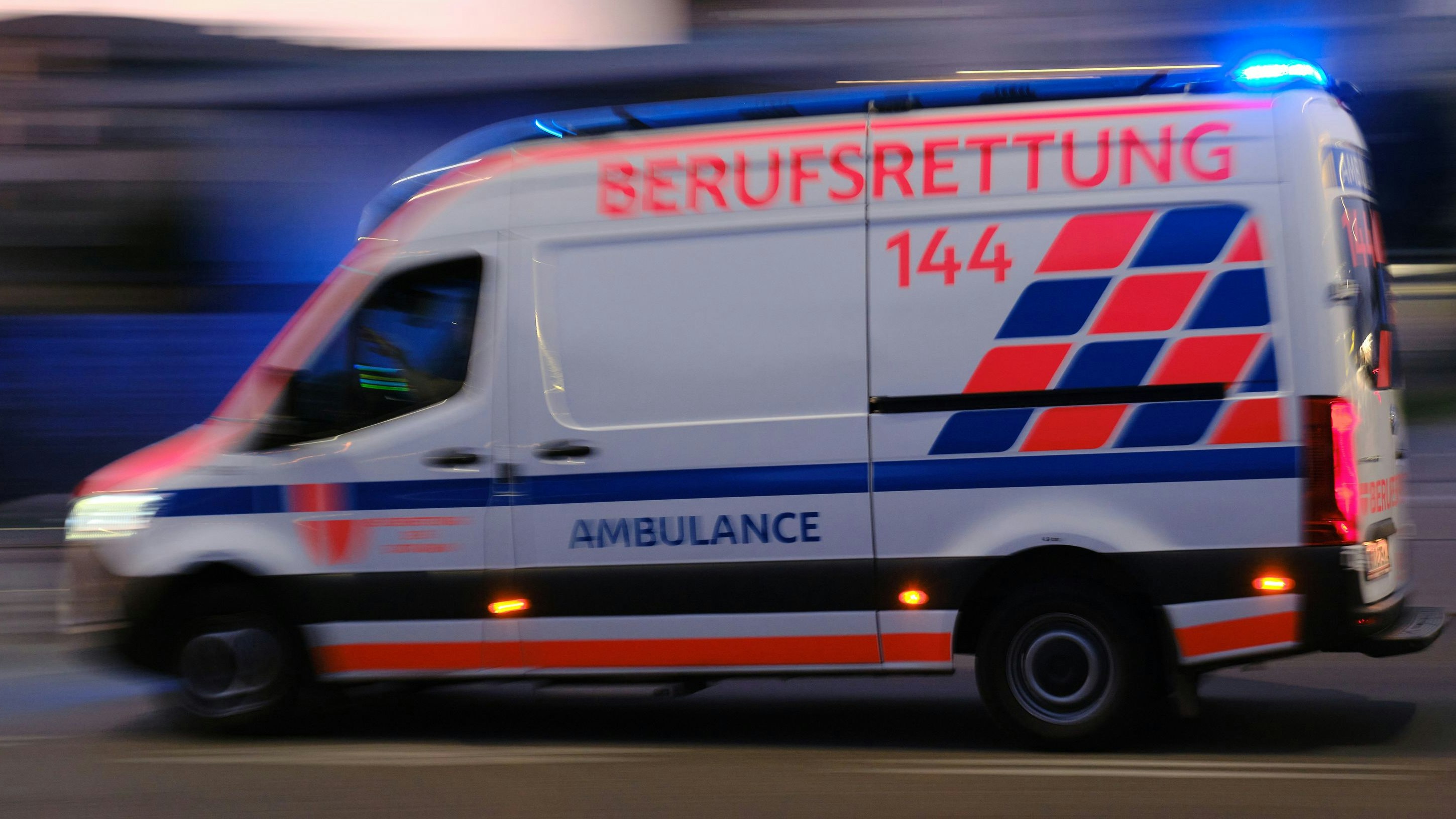 Heute.at - Biker rast durch Baustelle, kracht in Rettungswagen