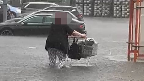 Die Kundin eines Geschäftes versuchte am Montag, sich zu ihrem Fahrzeug zu kämpfen.