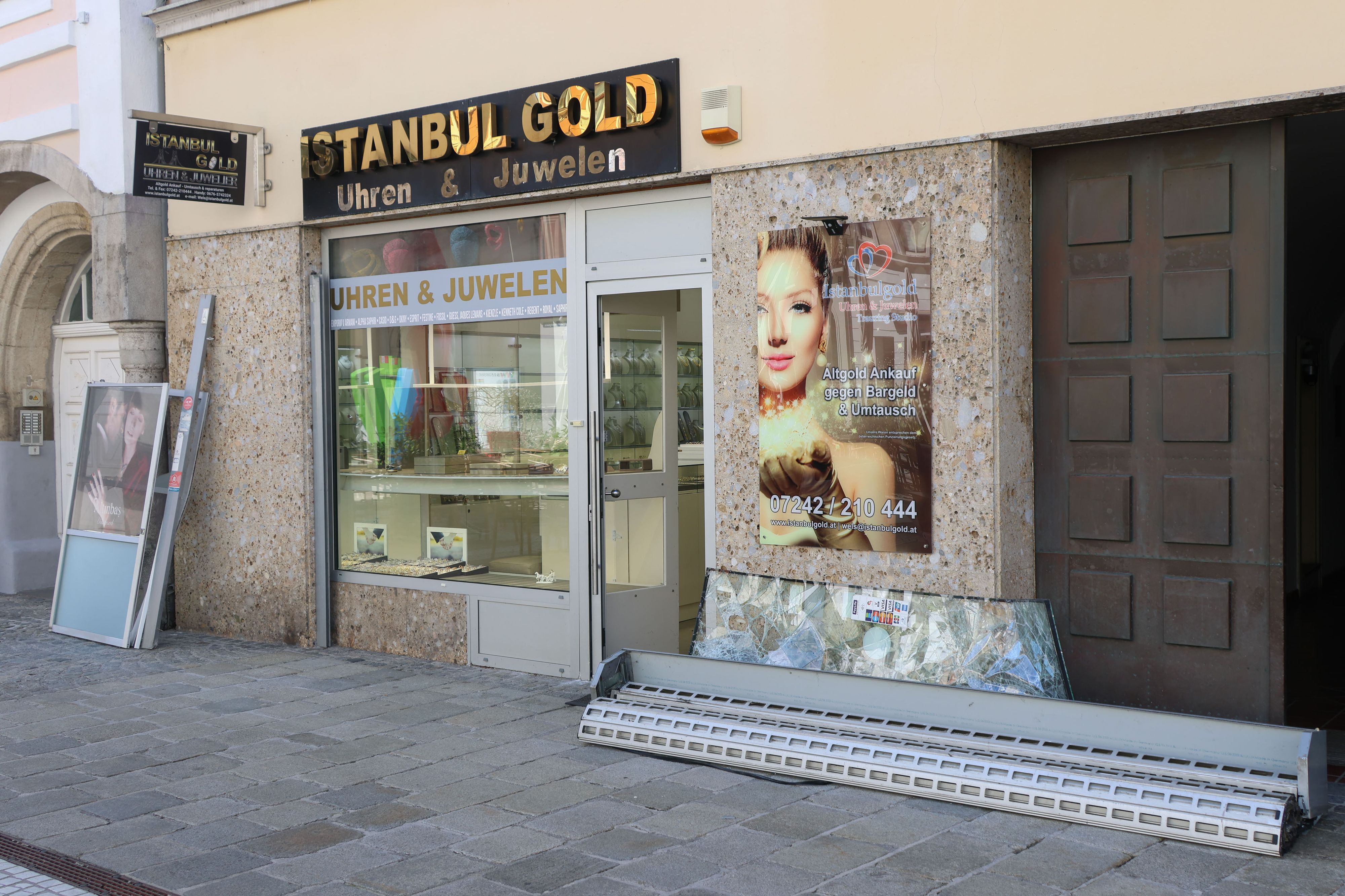 Die Diebe machten sich in der Nacht über den Laden am Welser Stadtplatz her.