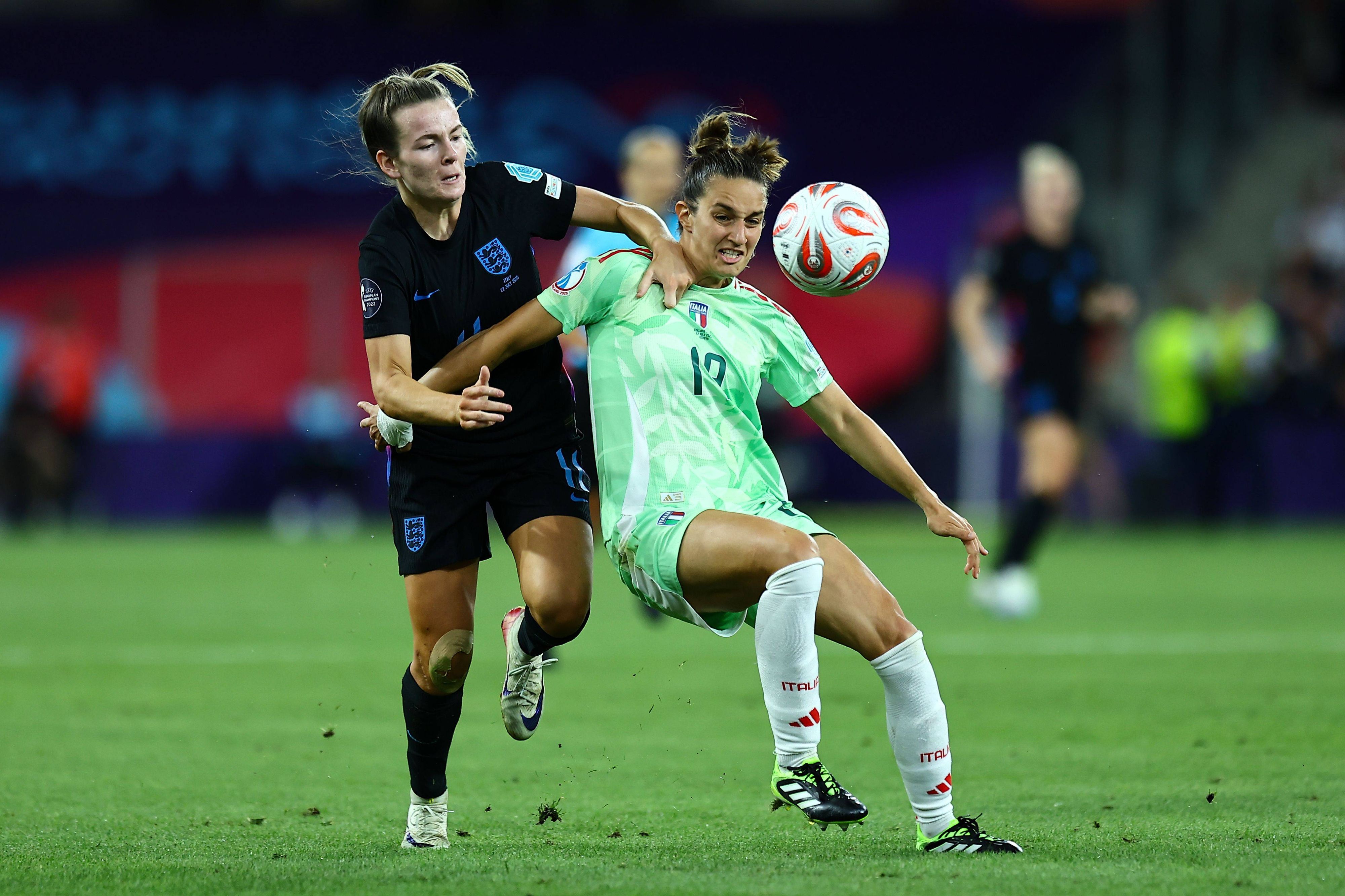 Martina Lenzini aus Italien (r.) und Englands Lauren Hemp im Zweikampf.