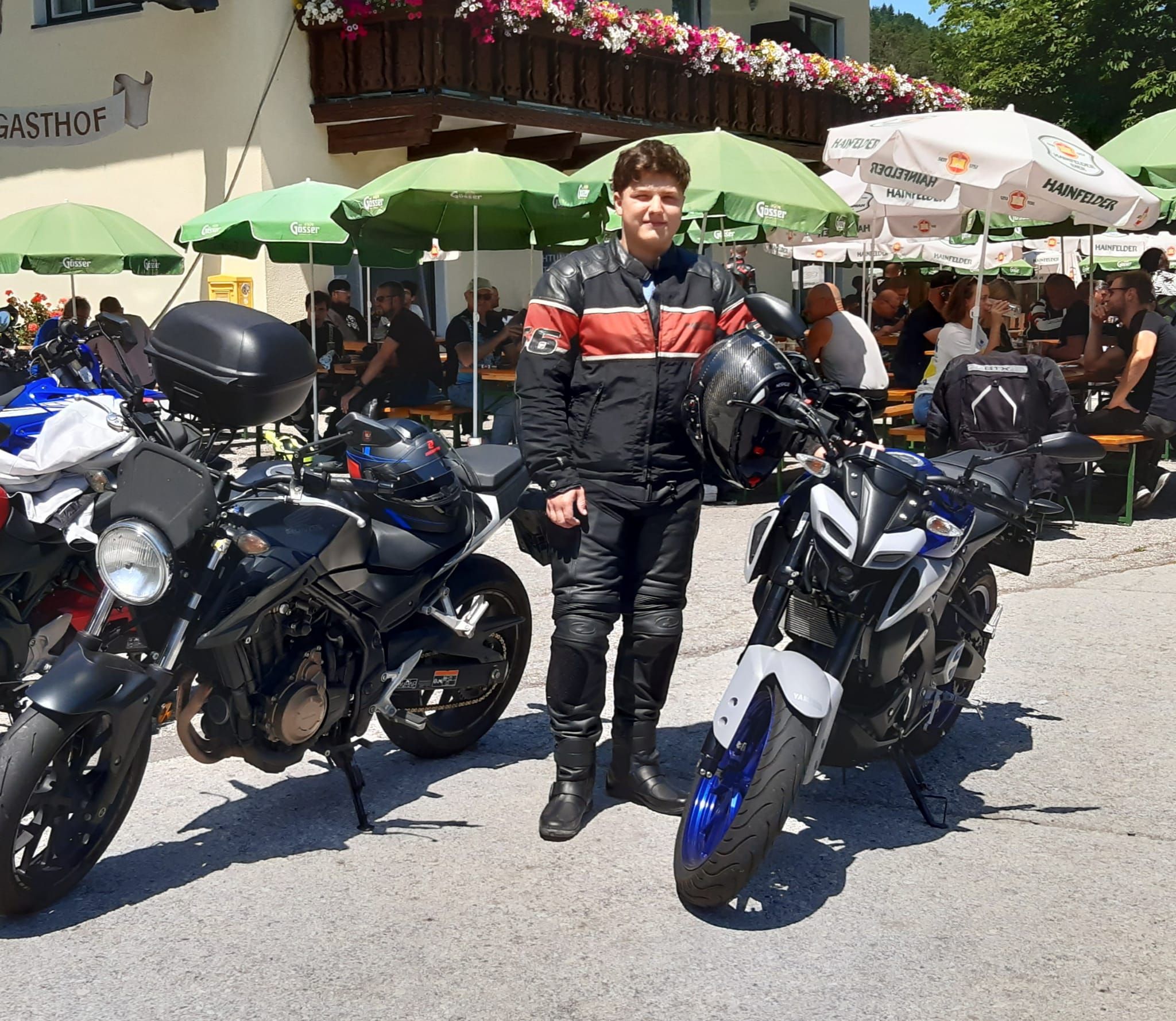 Max bei einem Motorrad-Ausflug mit seinem Papa.