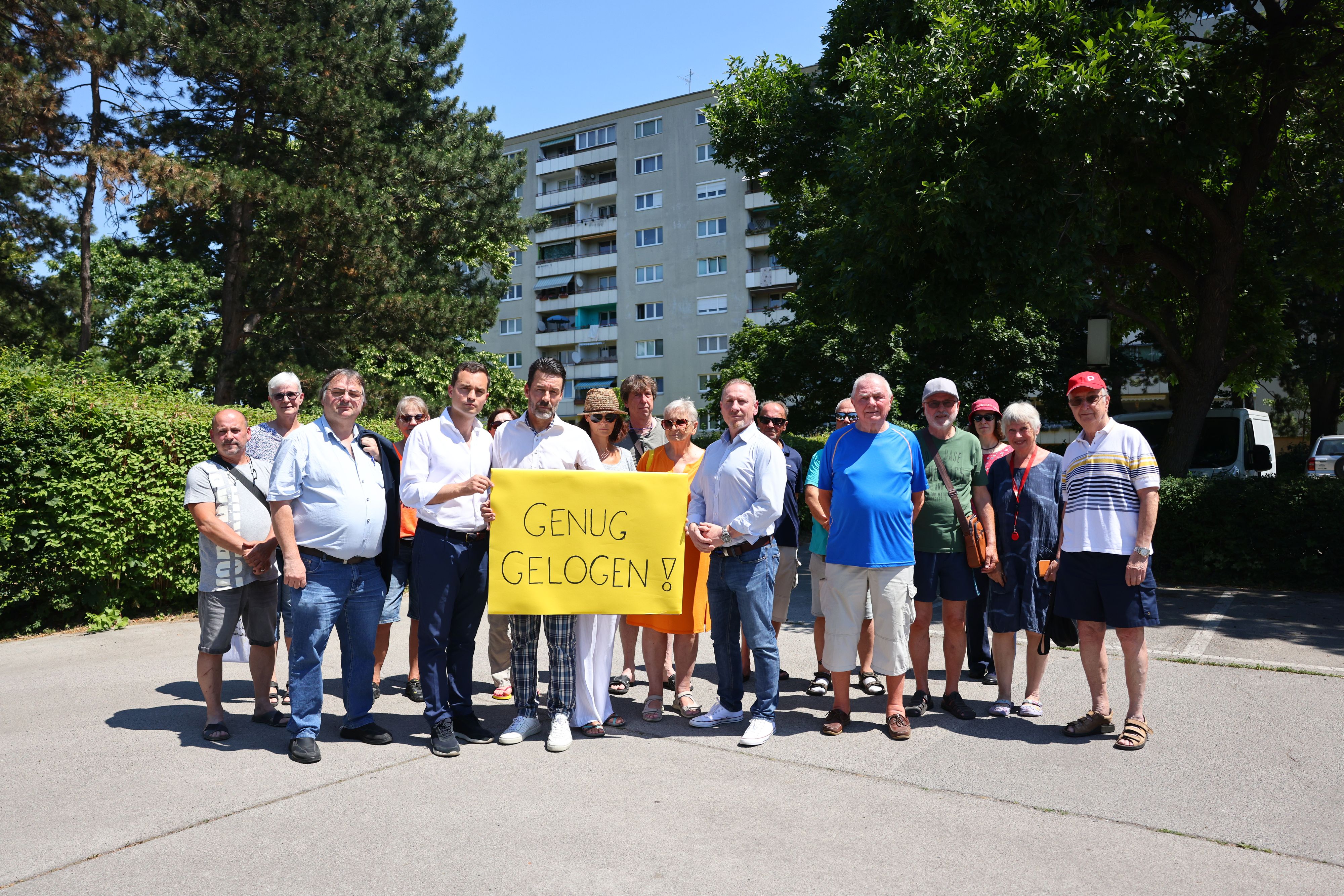 Bewohner und FPÖ-Gemeinderäte protestieren in der Autokaderstraße (21. Bezirk) – mit Banner 