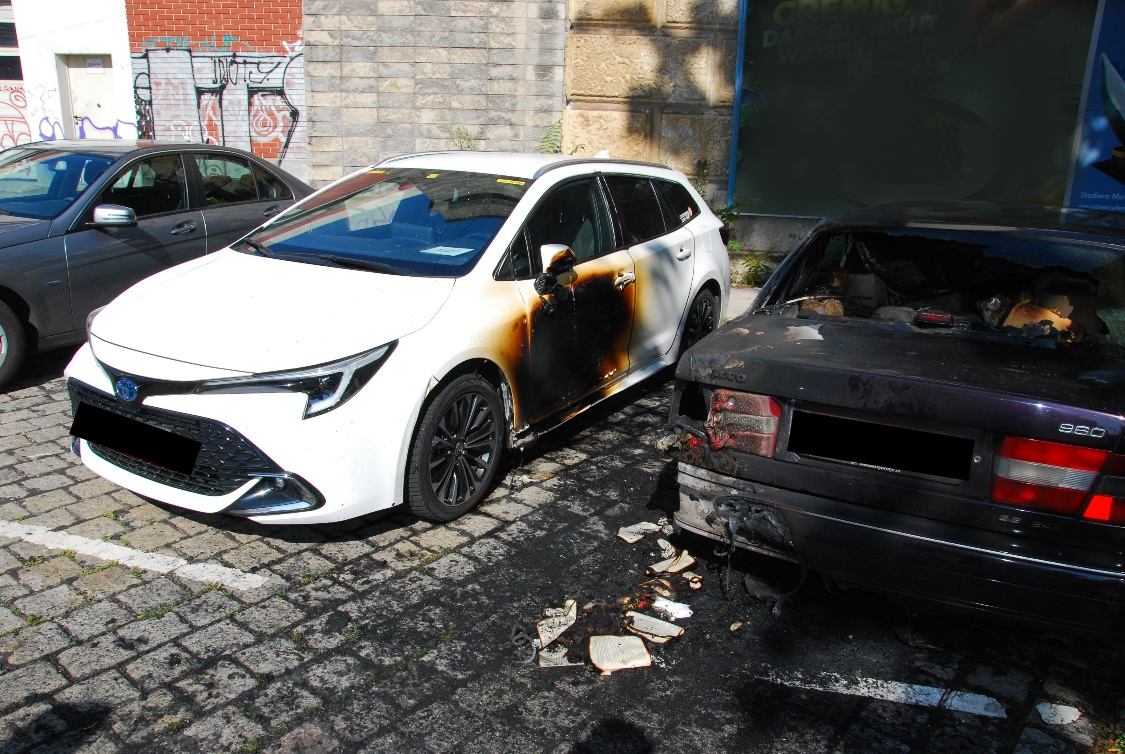 An zwei Fahrzeugen entstand durch einen Brand enormer Sachschaden.